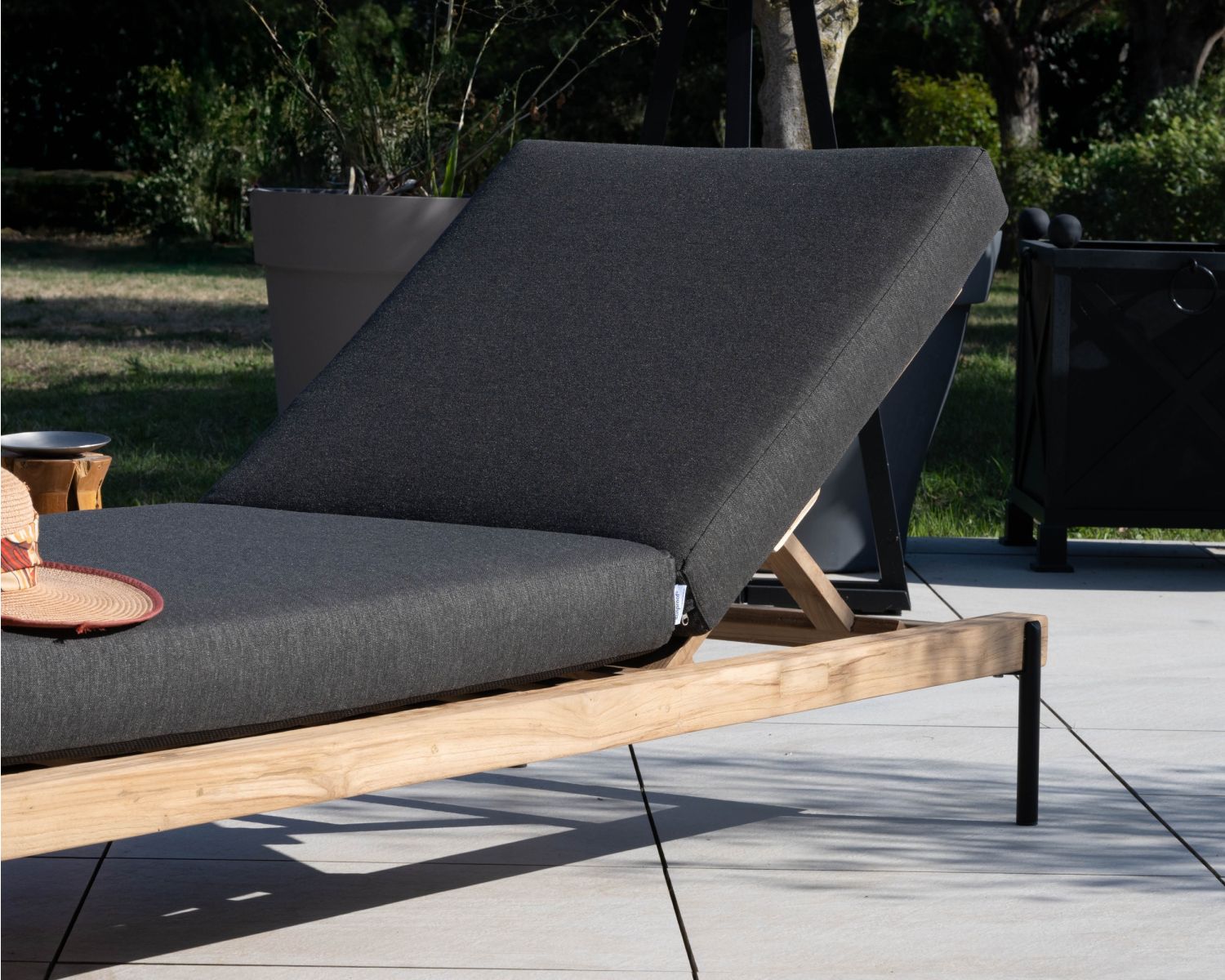 Tumbona acolchada, elegante y contemporánea, de teca, aluminio y tejido gris oscuro «Hélios»