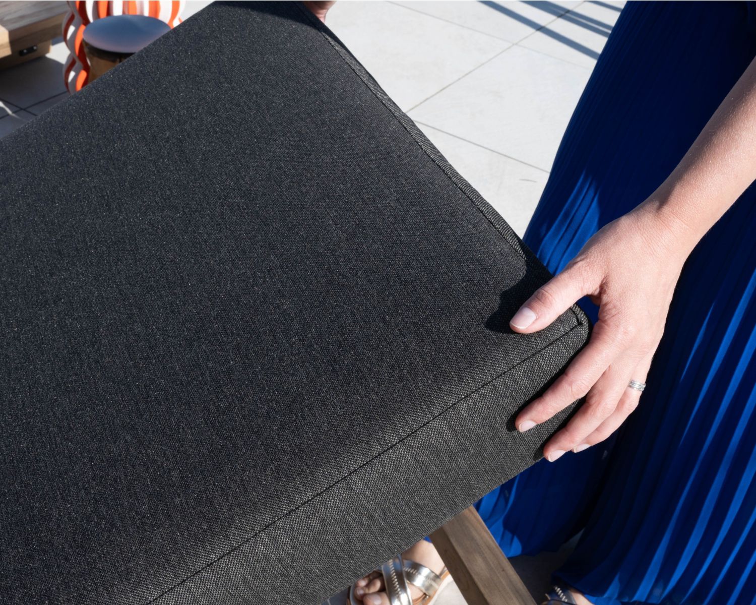 Tumbona acolchada, elegante y contemporánea, de teca, aluminio y tejido gris oscuro «Hélios»