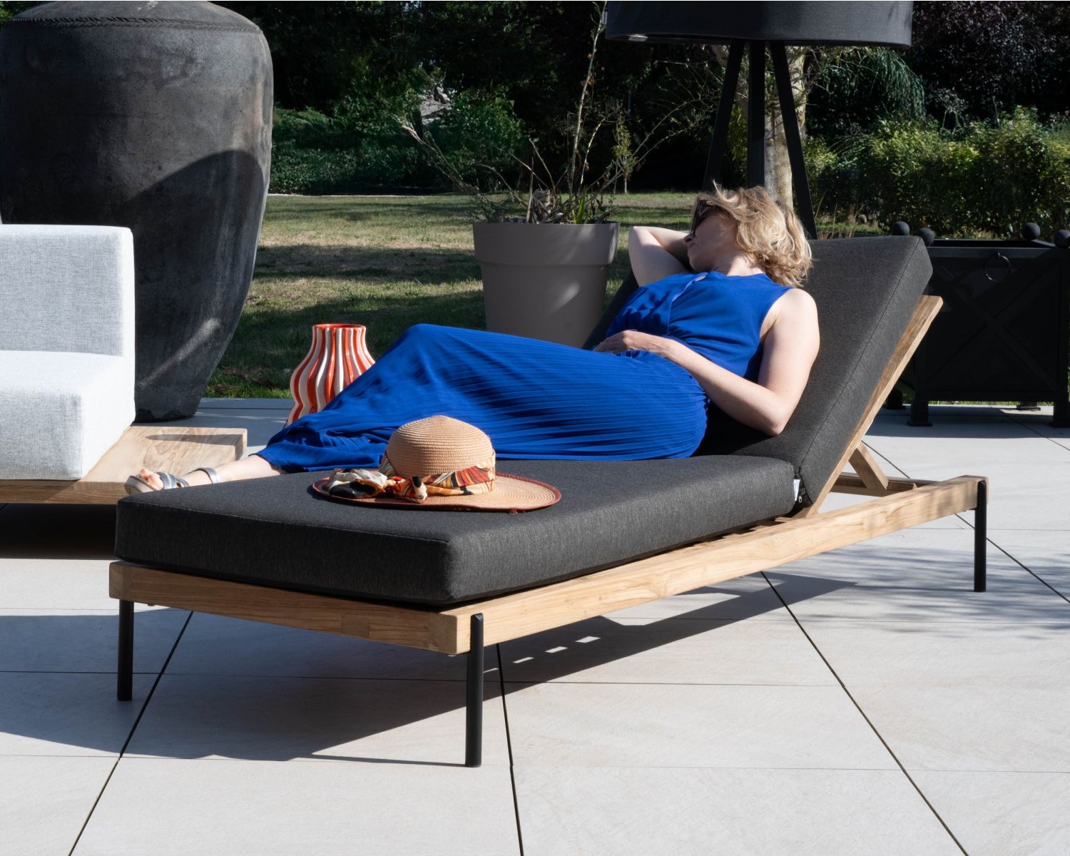 Tumbona acolchada, elegante y contemporánea, de teca, aluminio y tejido gris oscuro «Hélios»