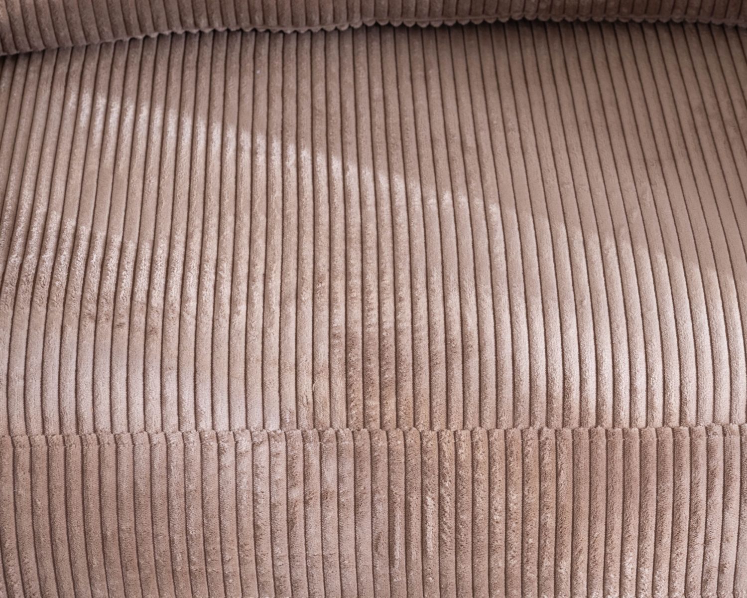 Sillón ultracómodo de estilo escandinavo en terciopelo acanalado color camel «Hasting»