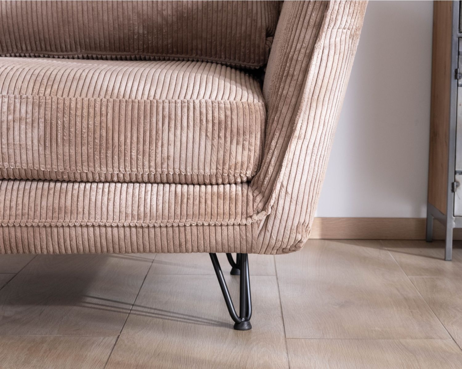 Sillón ultracómodo de estilo escandinavo en terciopelo acanalado color camel «Hasting»