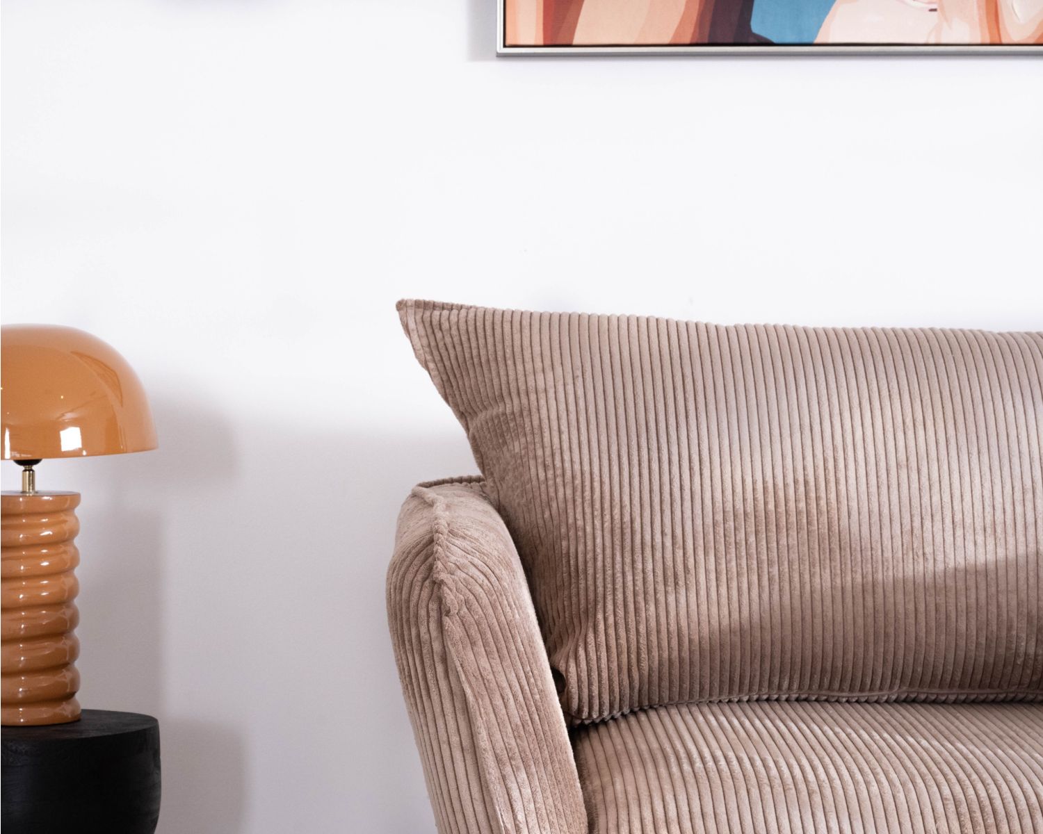Sillón ultracómodo de estilo escandinavo en terciopelo acanalado color camel «Hasting»