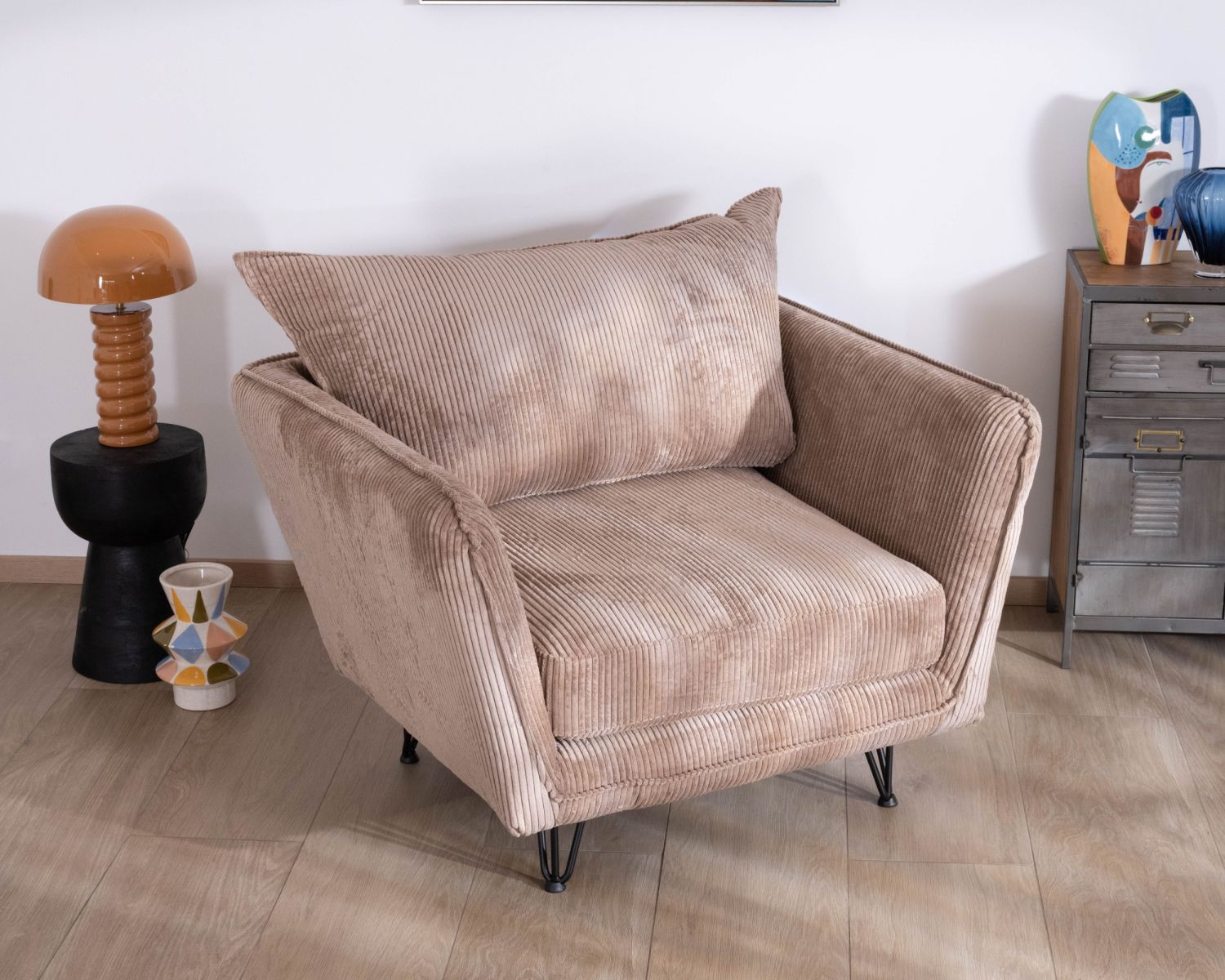 Sillón ultracómodo de estilo escandinavo en terciopelo acanalado color camel «Hasting»