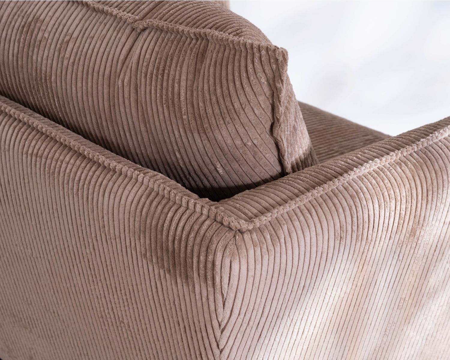 Sillón ultracómodo de estilo escandinavo en terciopelo acanalado color camel «Hasting»