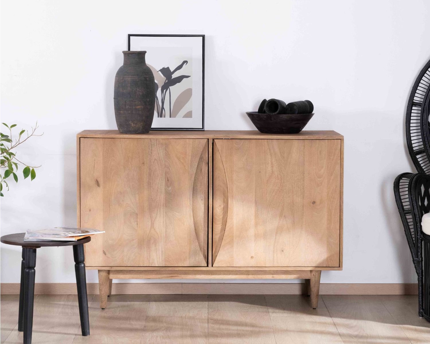 Aparador contemporáneo de madera maciza de mango, de 2 puertas con tiradores integrados en forma de arco de círculo «Cabure»