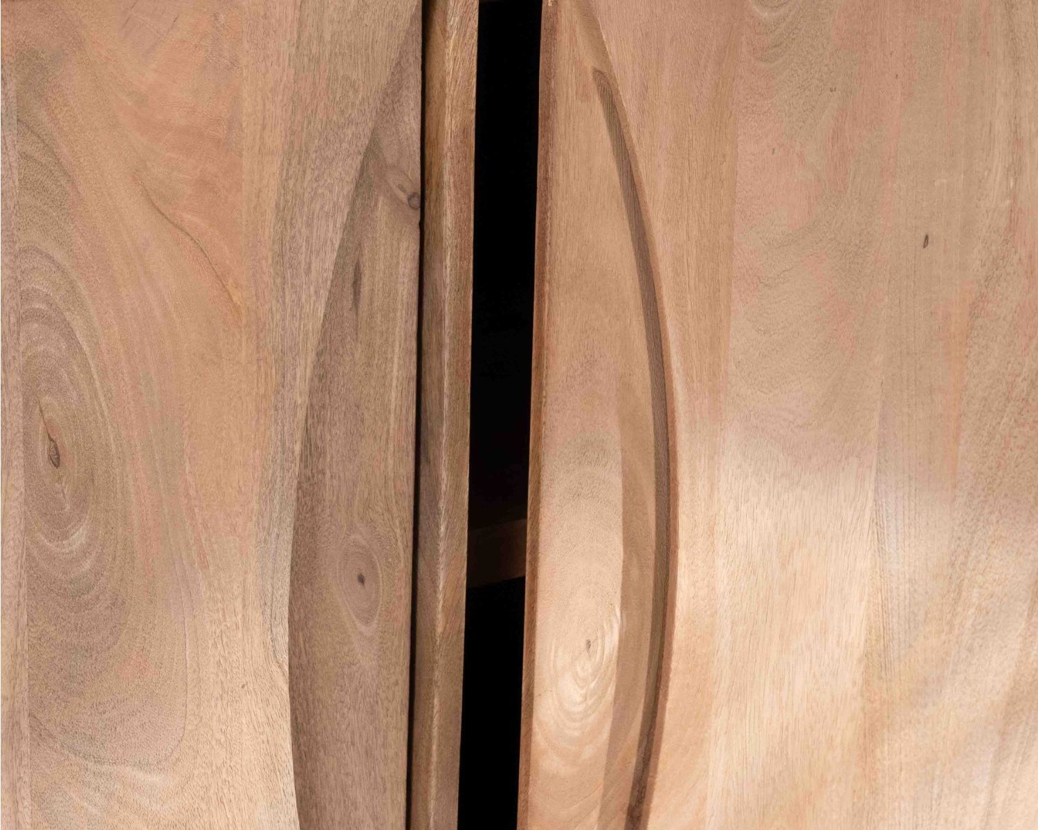 Aparador contemporáneo de madera maciza de mango, de 2 puertas con tiradores integrados en forma de arco de círculo «Cabure»