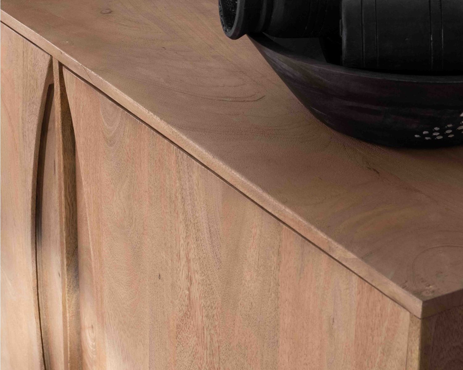 Aparador contemporáneo de madera maciza de mango, de 2 puertas con tiradores integrados en forma de arco de círculo «Cabure»