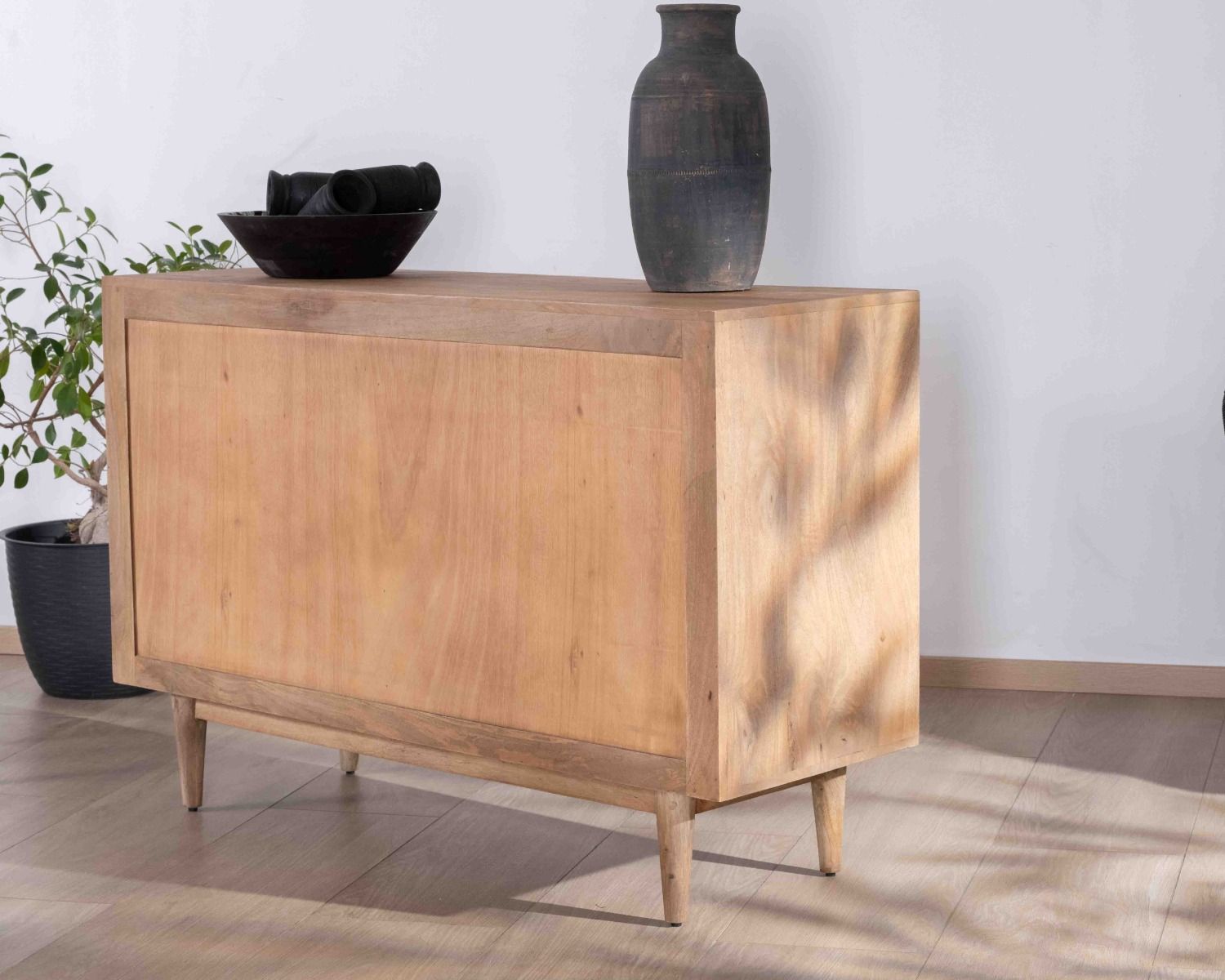 Aparador contemporáneo de madera maciza de mango, de 2 puertas con tiradores integrados en forma de arco de círculo «Cabure»