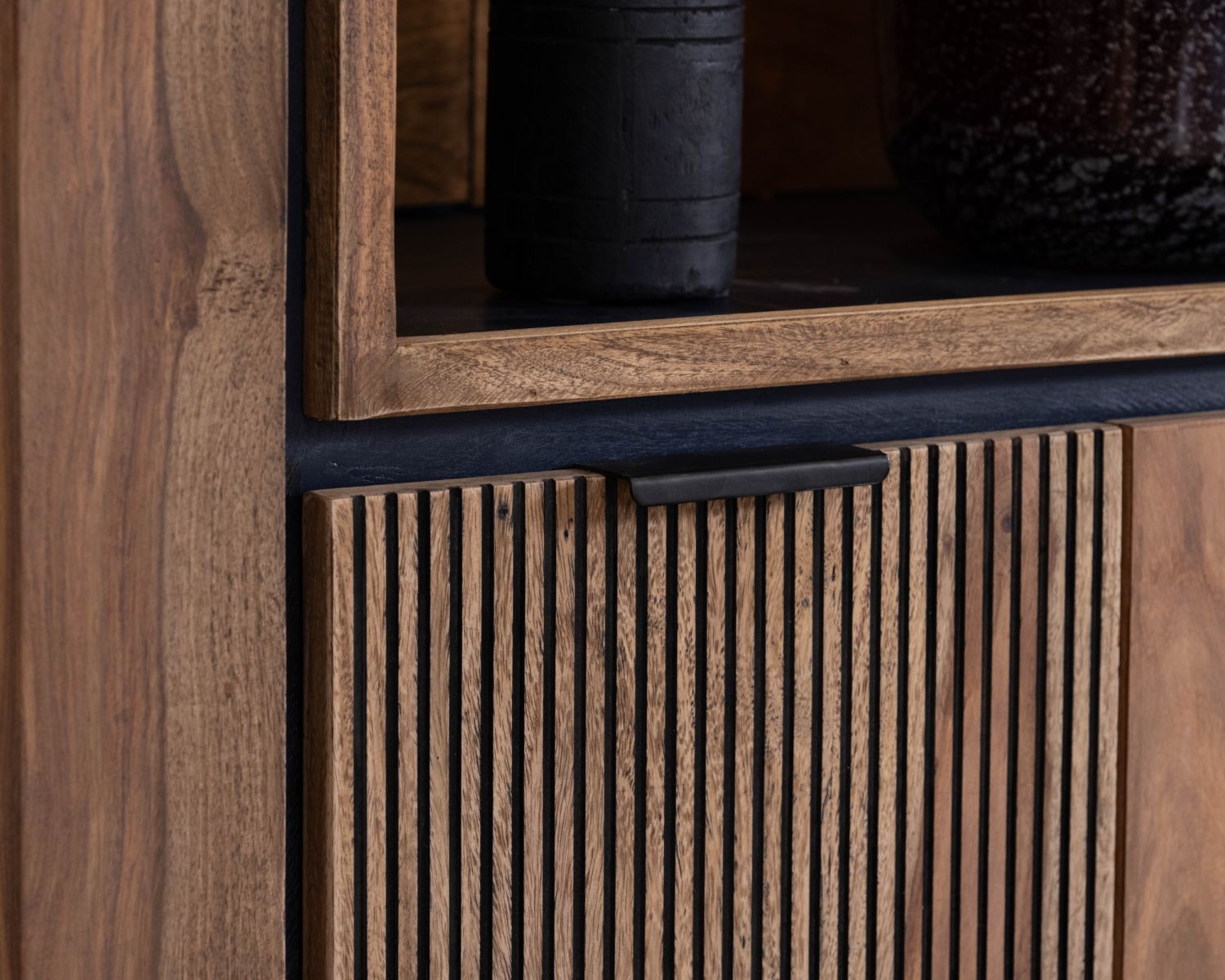 Vitrina de palisandro «Enoa» con retroiluminación