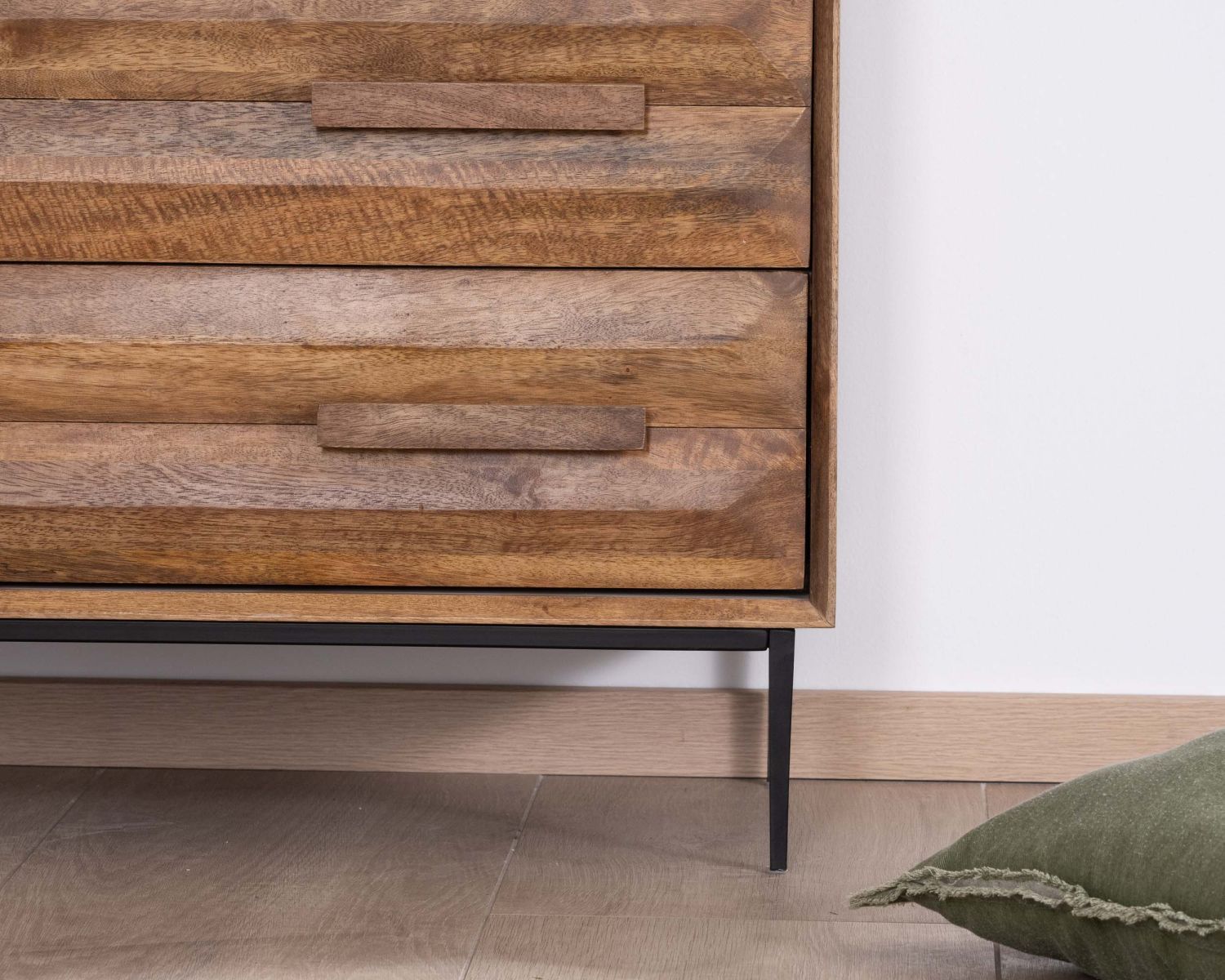 Cómoda de madera de mango con patas de metal de estilo retro «Presto», con 6 cajones de media anchura