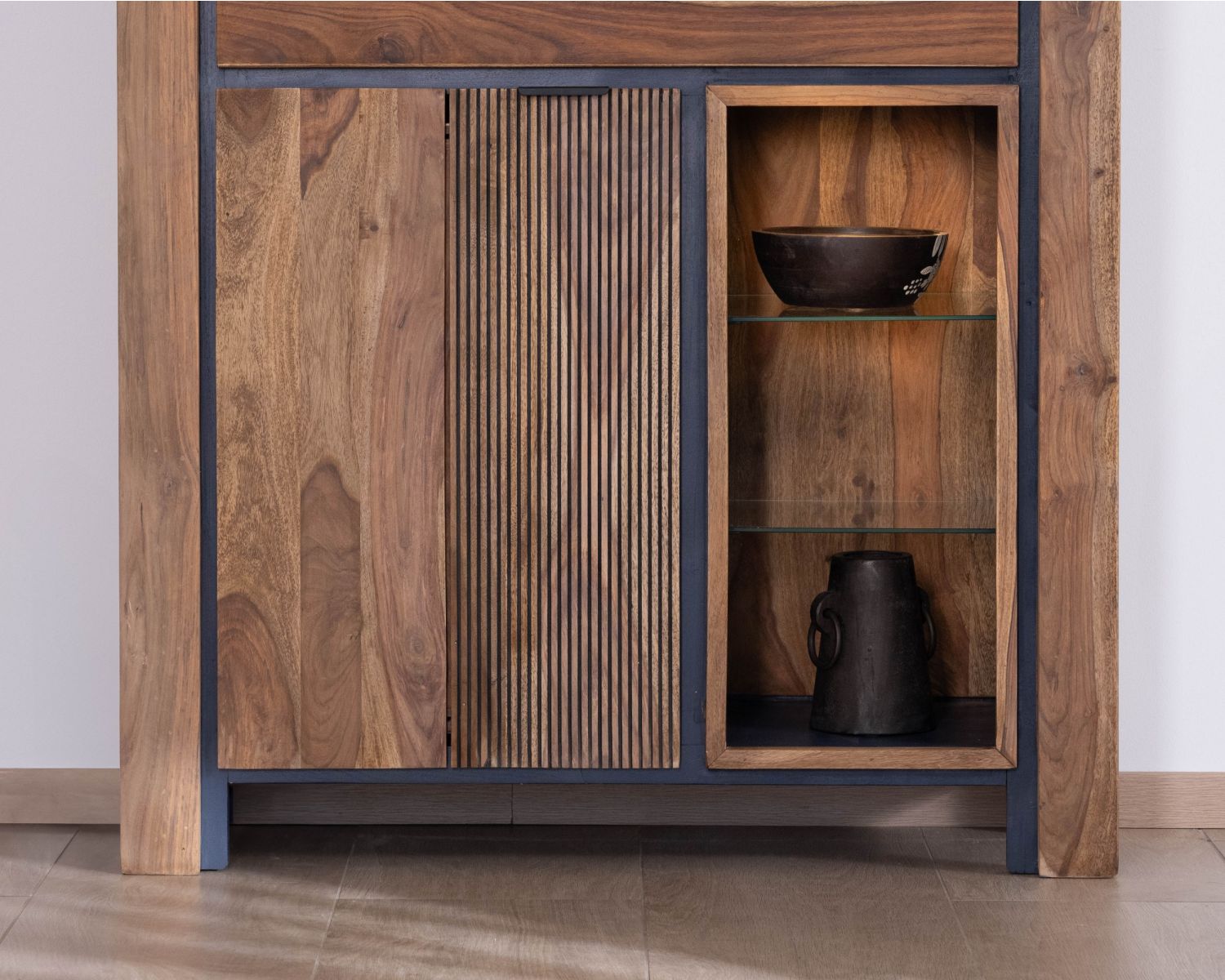 Jardinería con iluminación interior y estantes de cristal «Enoa», de palisandro y acacia
