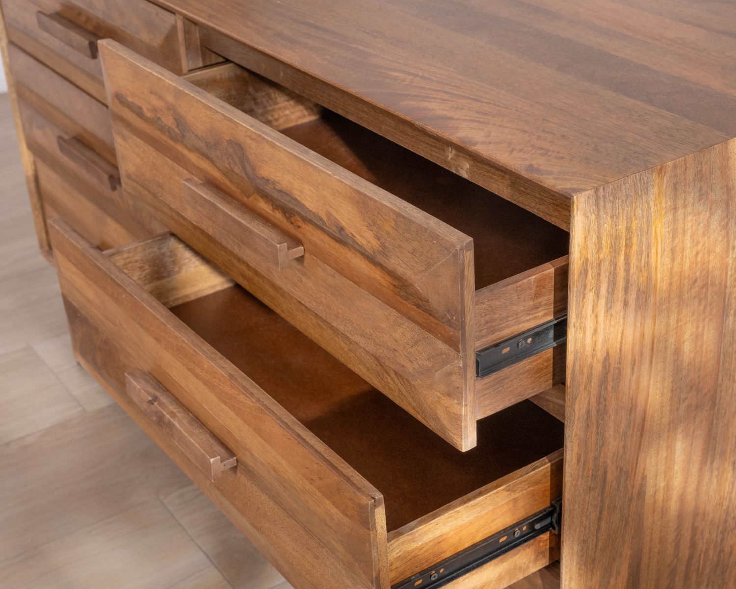 Cómoda de madera de mango con patas de metal de estilo retro «Presto», con 6 cajones de media anchura