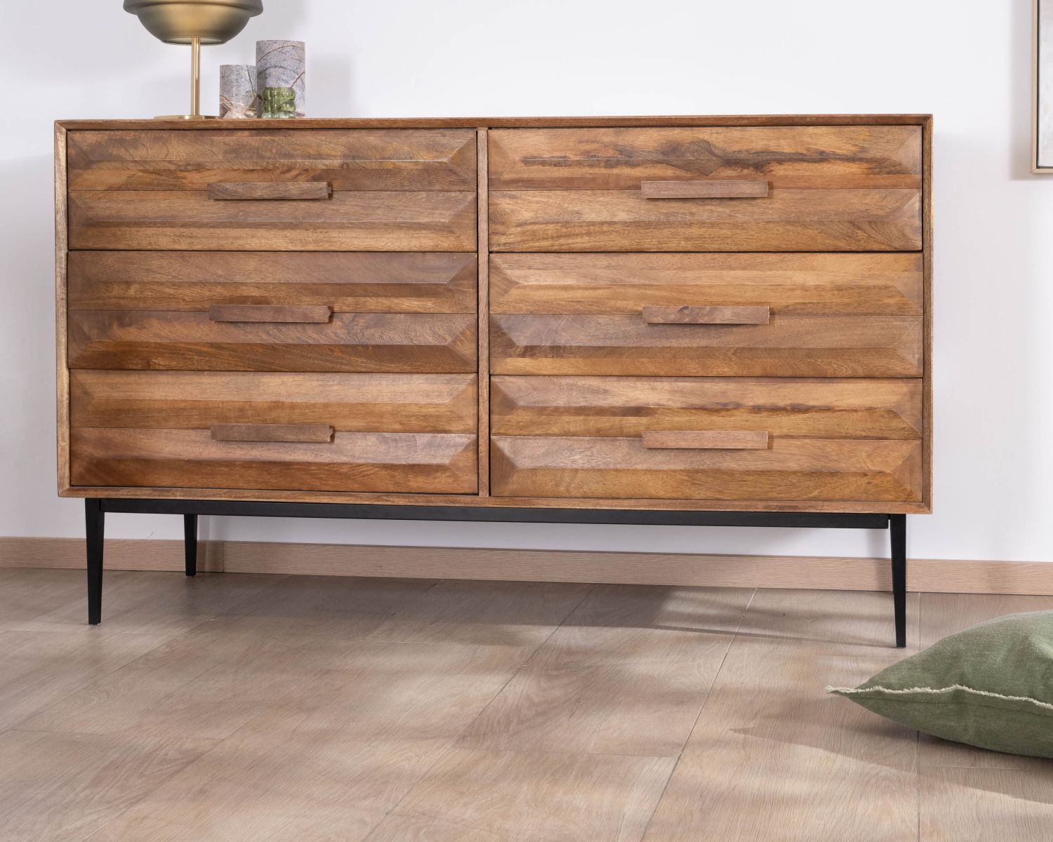 Cómoda de madera de mango con patas de metal de estilo retro «Presto», con 6 cajones de media anchura