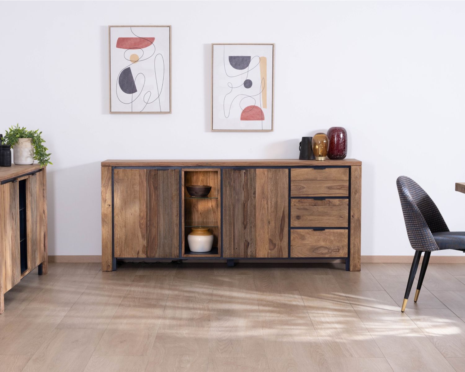 Aparador con múltiples compartimentos y estantes de cristal «Enoa», de palisandro y acacia, 200 cm 