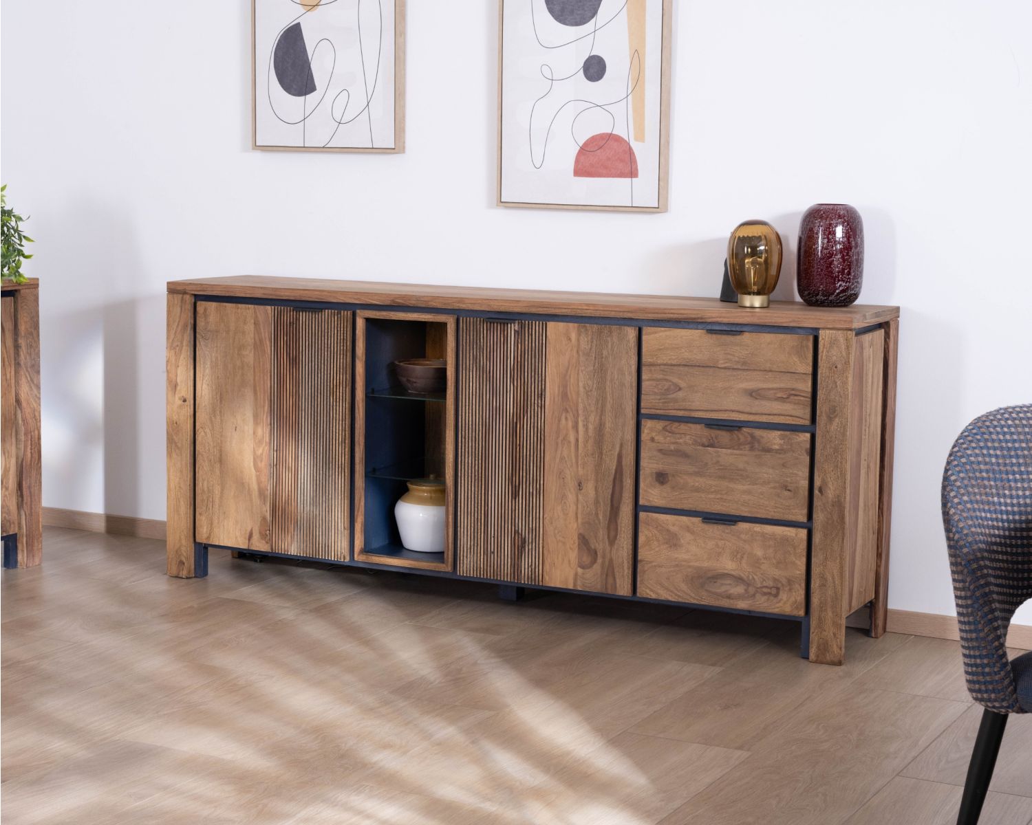 Aparador con múltiples compartimentos y estantes de cristal «Enoa», de palisandro y acacia, 200 cm 