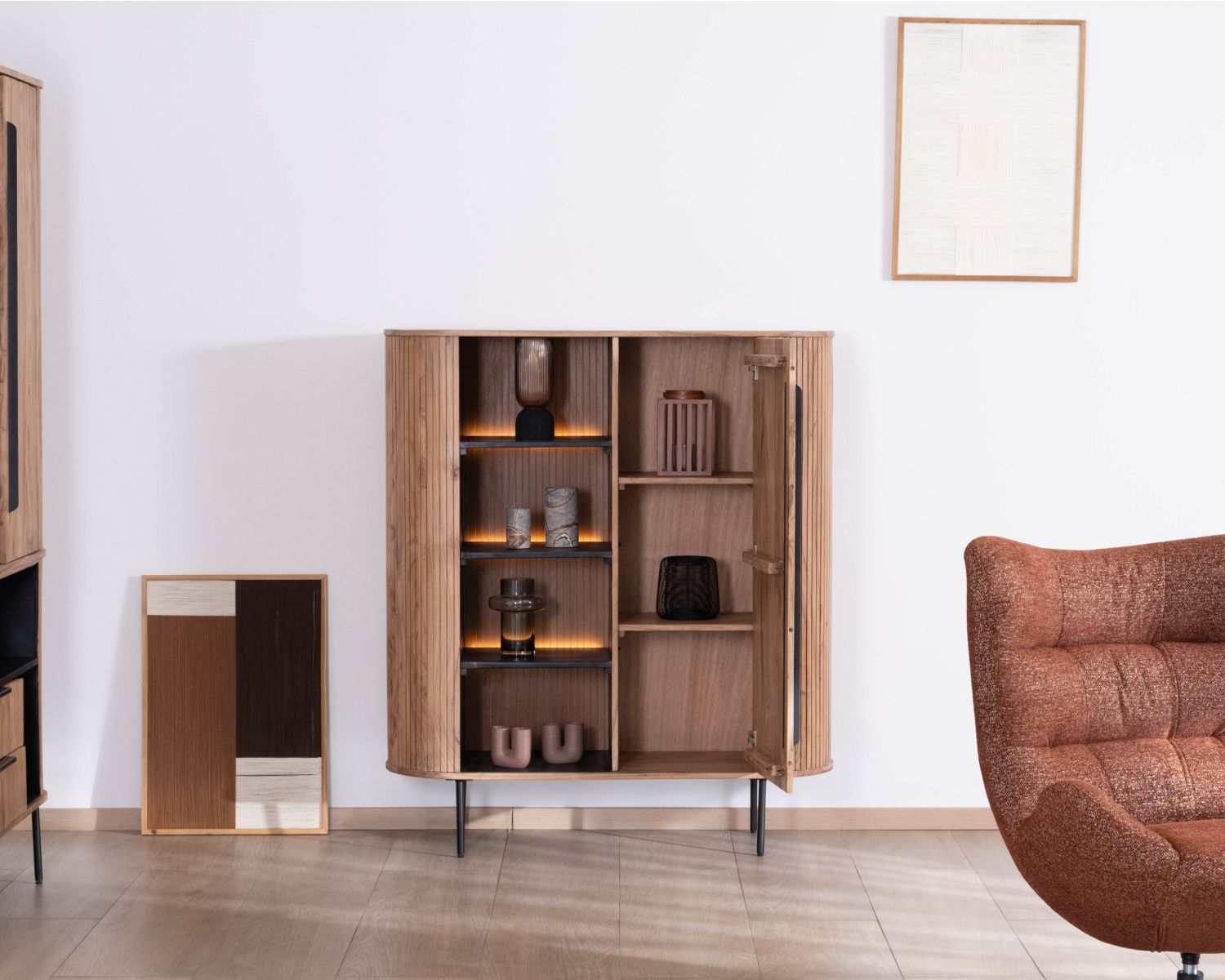 Mueble de almacenamiento de diseño retro «Bopee» con estantes e iluminación LED