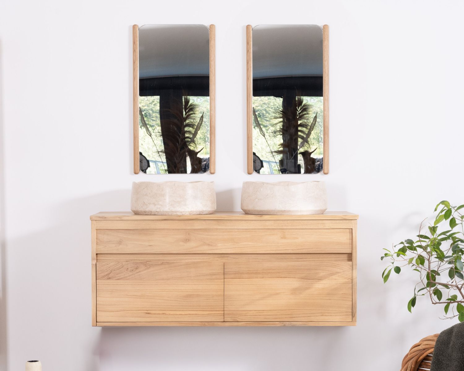 Espejo con marco de roble aceitado y diseño minimalista