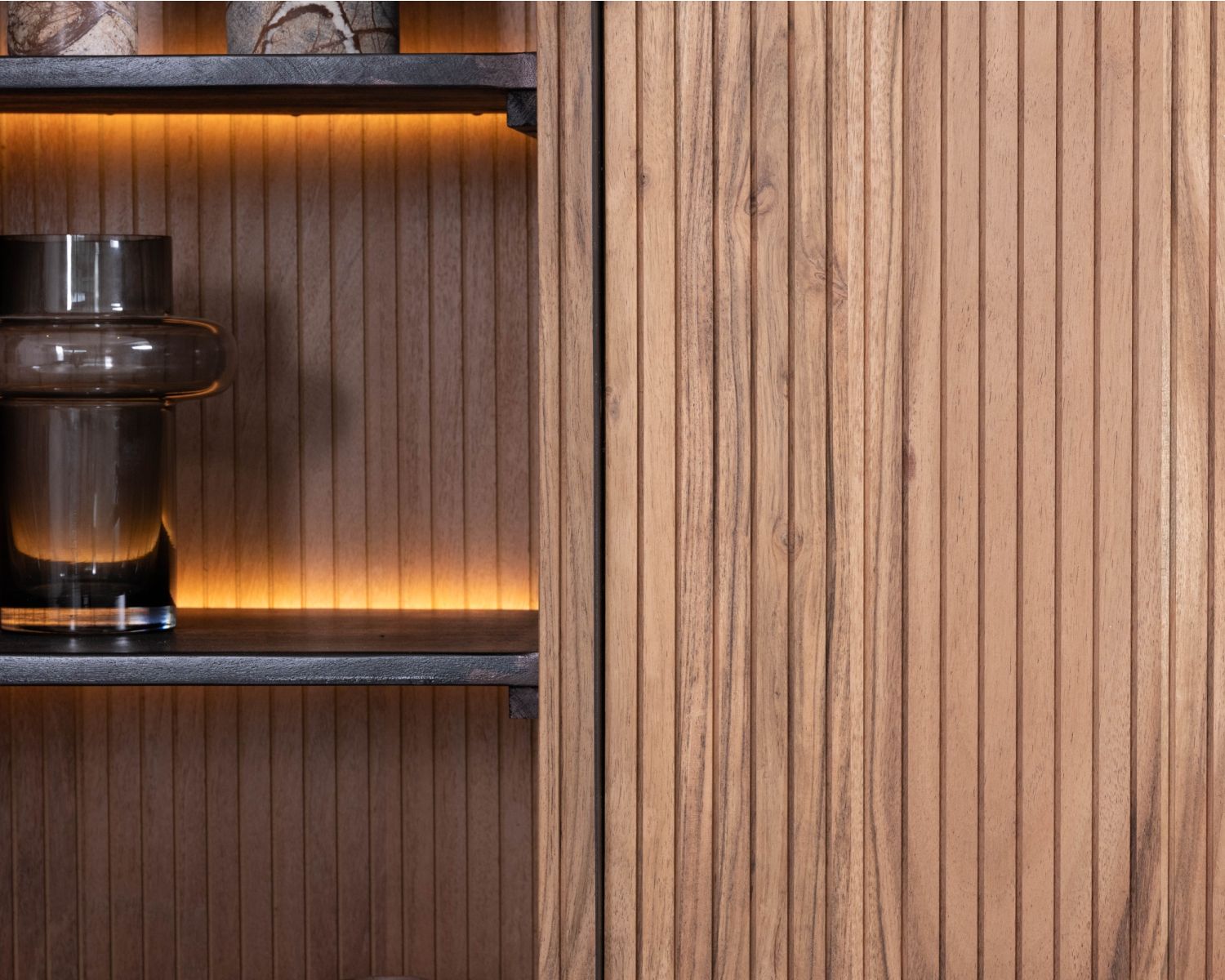 Mueble de almacenamiento de diseño retro «Bopee» con estantes e iluminación LED