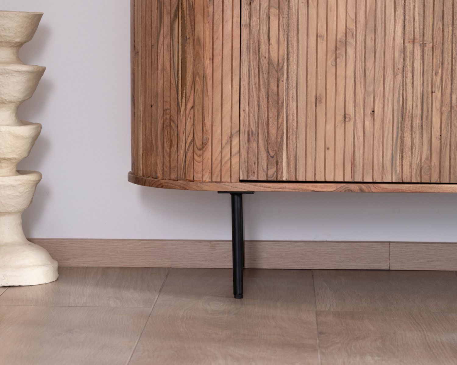 Pequeño aparador de 145 cm de acacia con estilo retro «Bopee»
