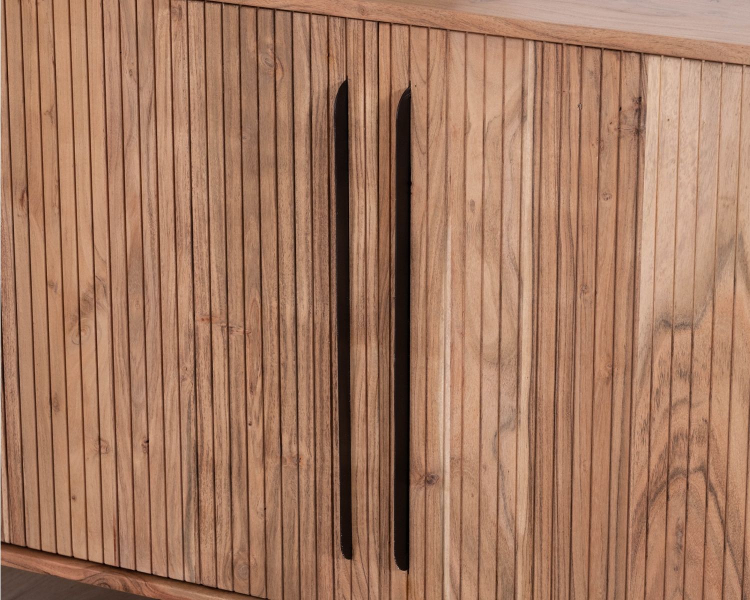 Pequeño aparador de 145 cm de acacia con estilo retro «Bopee»