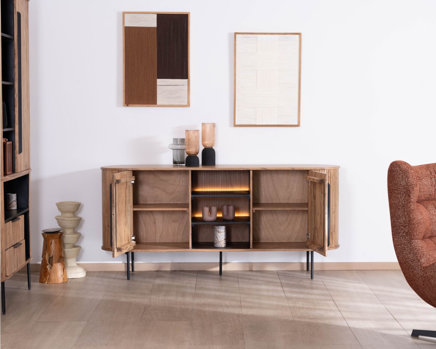 Aparador de diseño retro con nichos centrales «Bopee» con iluminación LED
