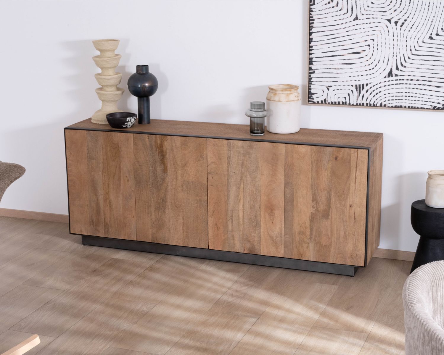 Aparador de líneas sencillas en madera maciza de mango «Santo», de 4 puertas 
