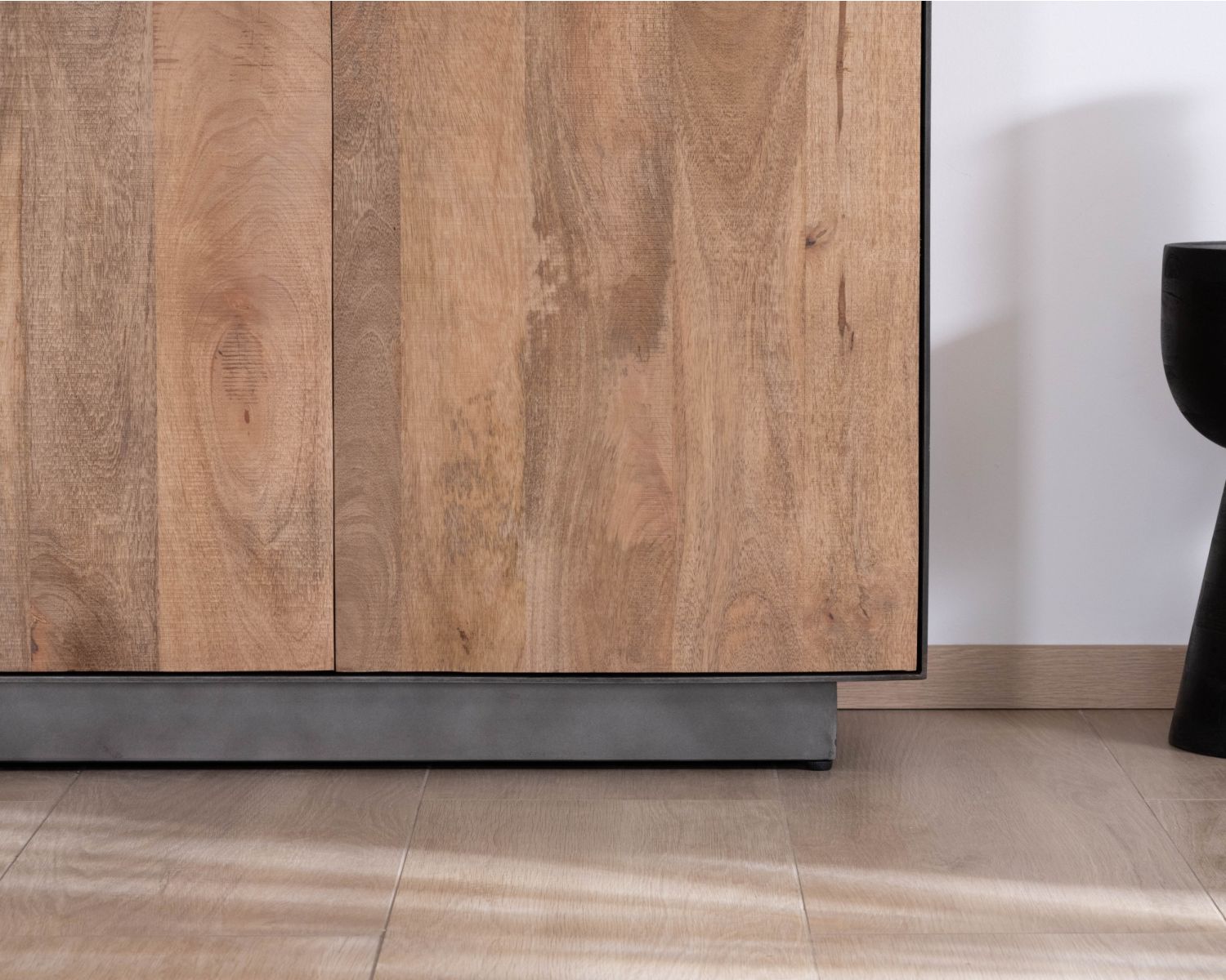 Aparador de líneas sencillas en madera maciza de mango «Santo», de 4 puertas 