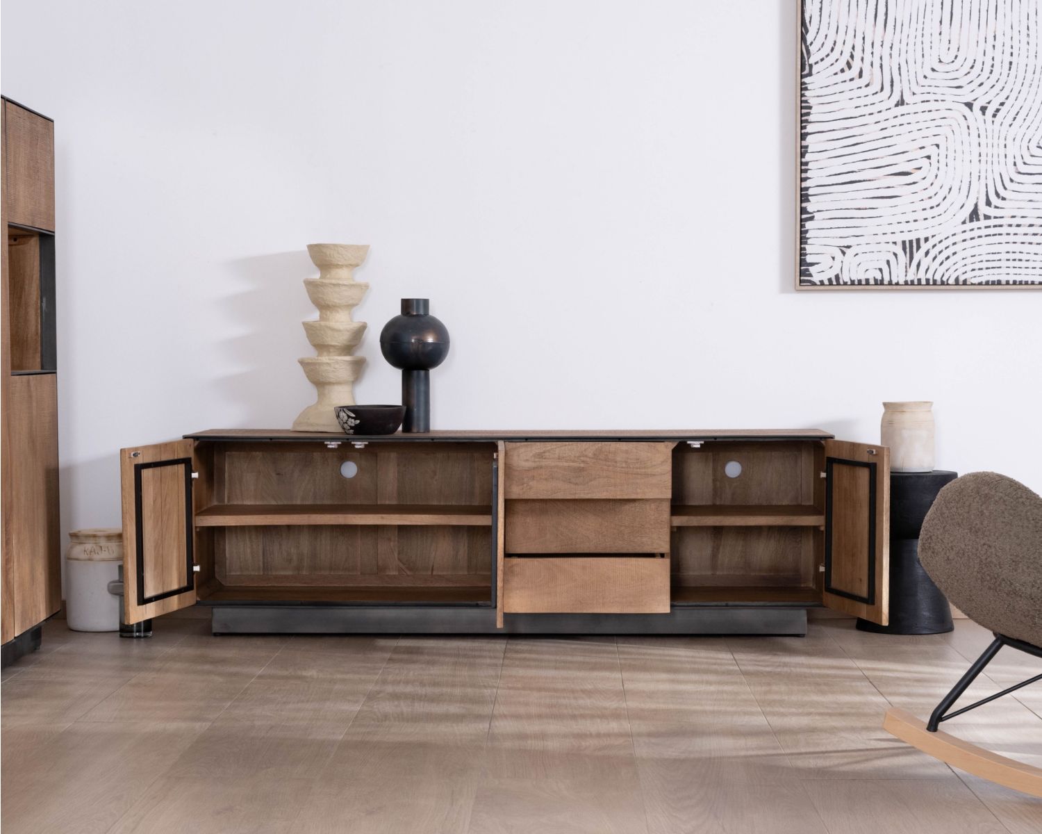Gran mueble de televisión de 180 cm de madera de mango, estilo minimalista «Santo», con puertas y cajones