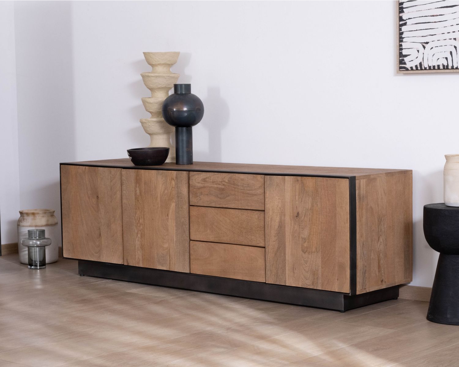 Gran mueble de televisión de 180 cm de madera de mango, estilo minimalista «Santo», con puertas y cajones
