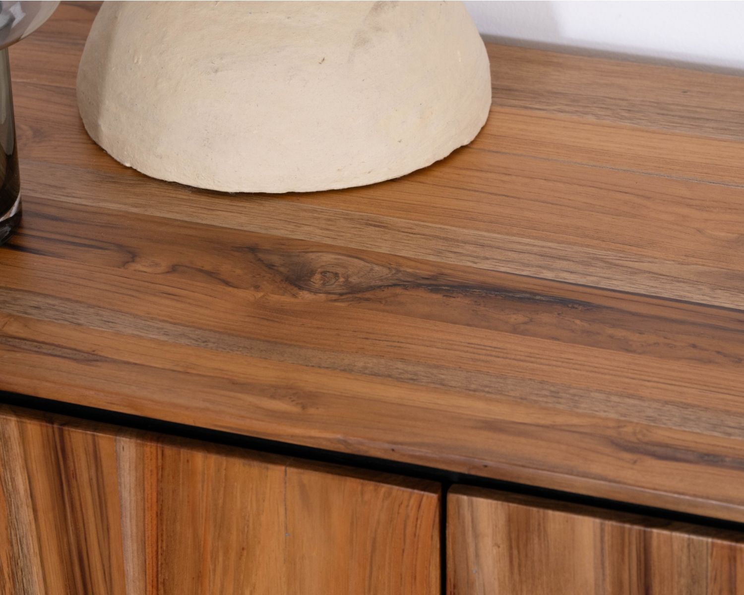 Aparador contemporáneo de 4 puertas en teca natural y metal negro «Olonie»