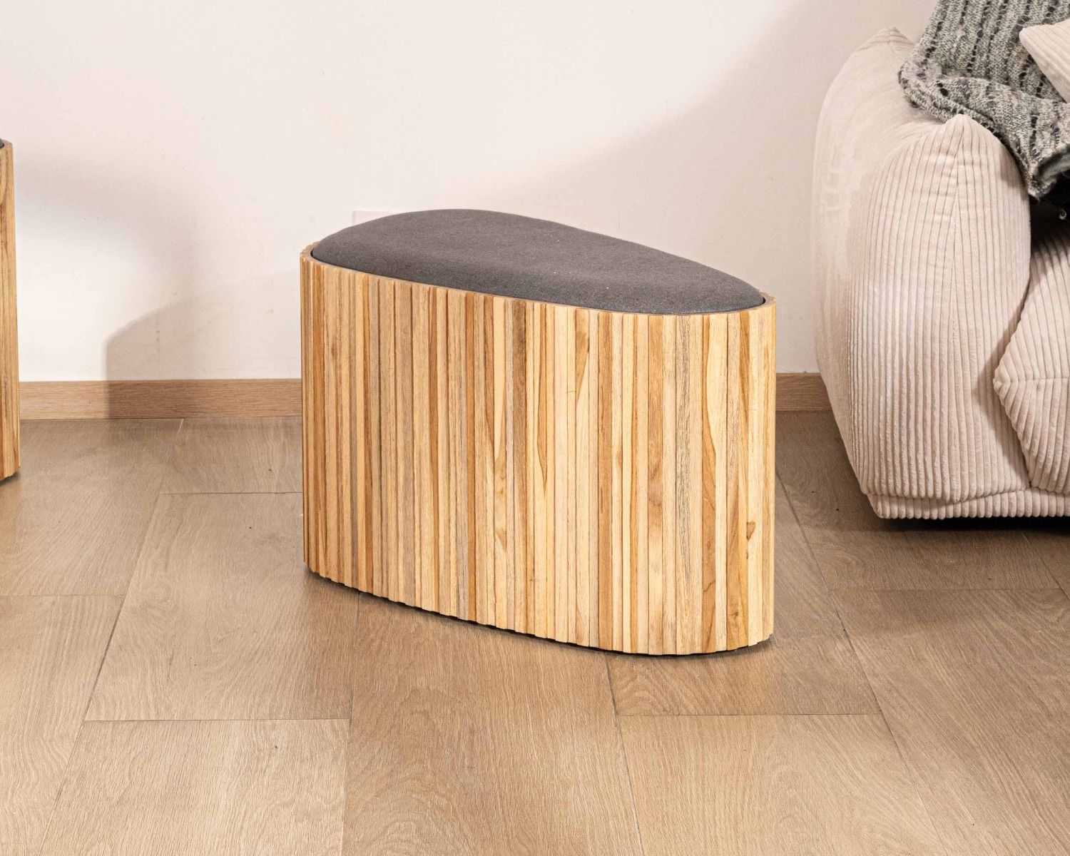 Pequeño banco de madera de teca reciclada y tela gris «Foster»