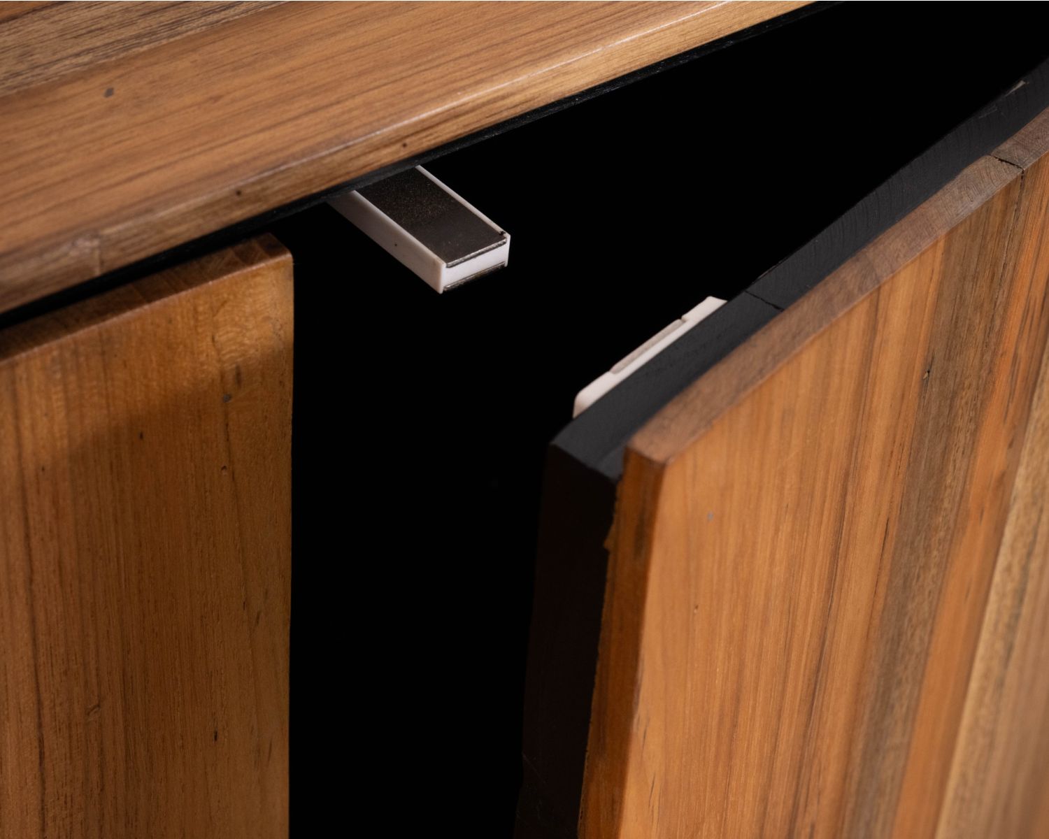 Aparador contemporáneo de 4 puertas en teca natural y metal negro «Olonie»