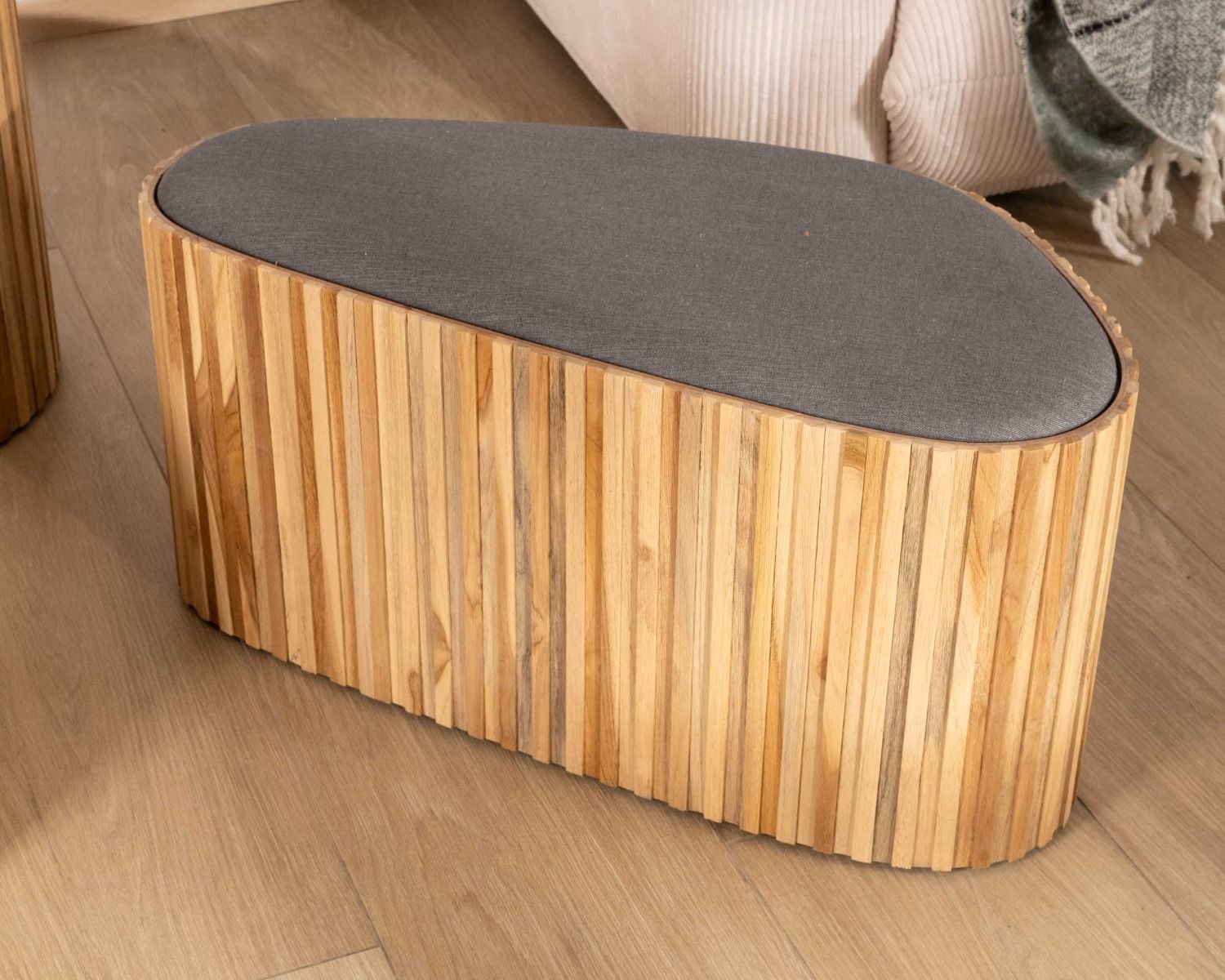 Pequeño banco de madera de teca reciclada y tela gris «Foster»