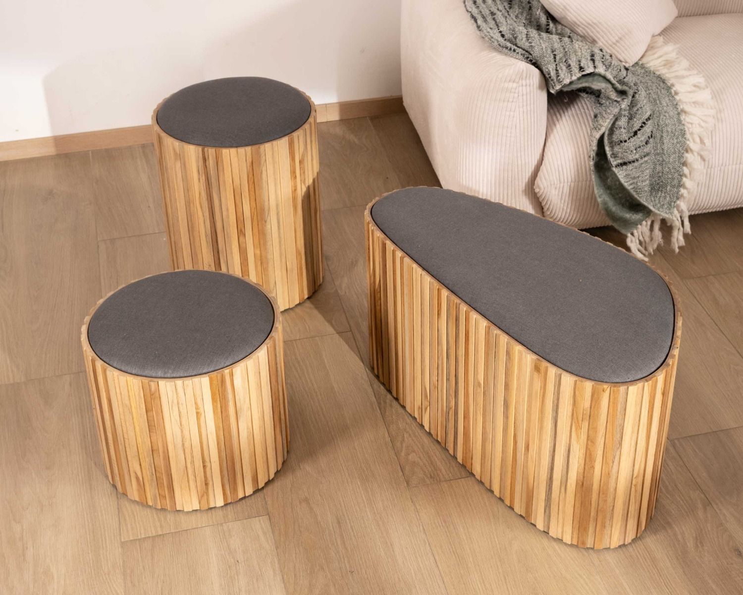 Pequeño banco de madera de teca reciclada y tela gris «Foster»