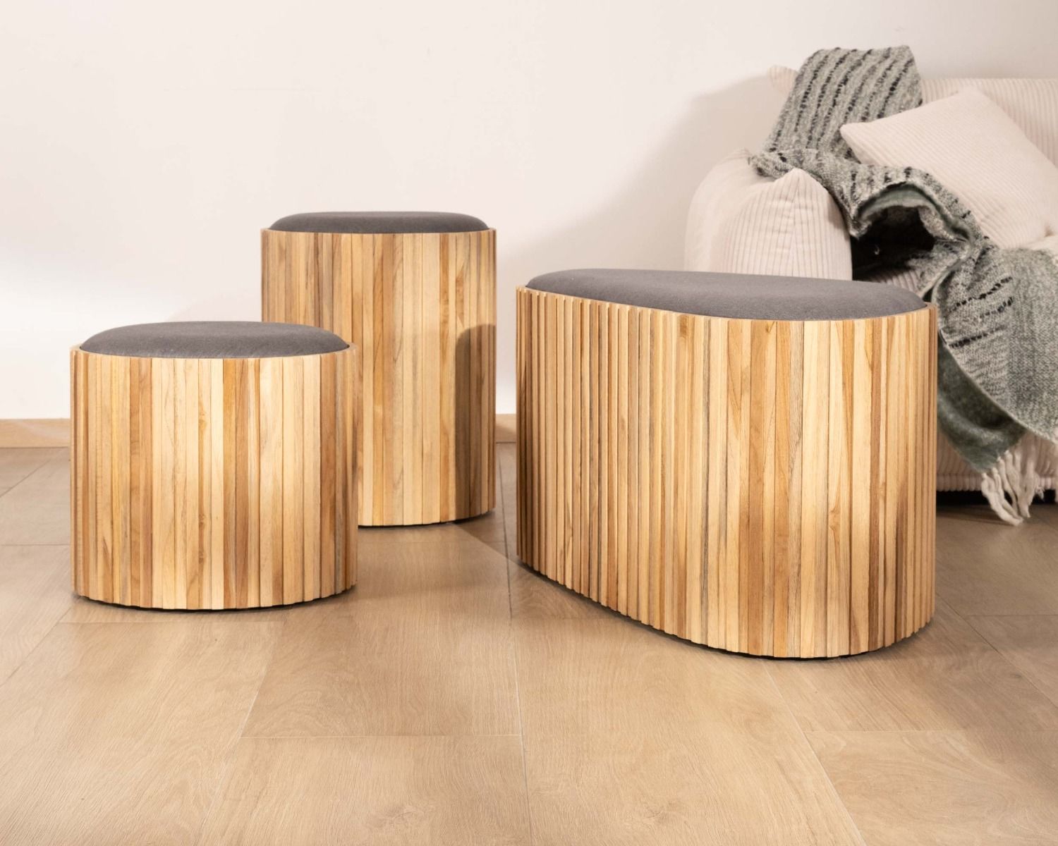 Pequeño banco de madera de teca reciclada y tela gris «Foster»