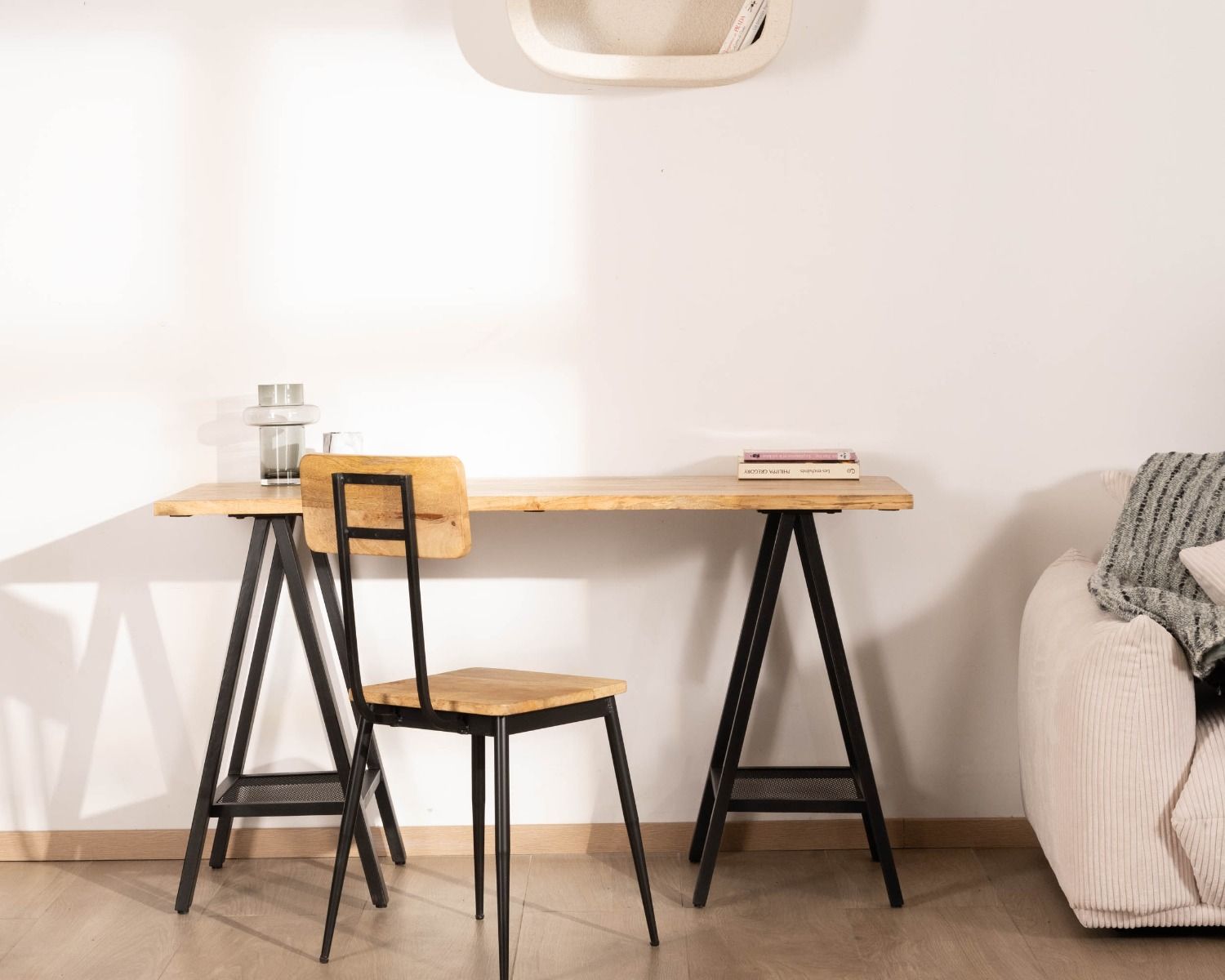 Lote de 2 sillas industriales de madera maciza y metal negro «Atelier Kraft»