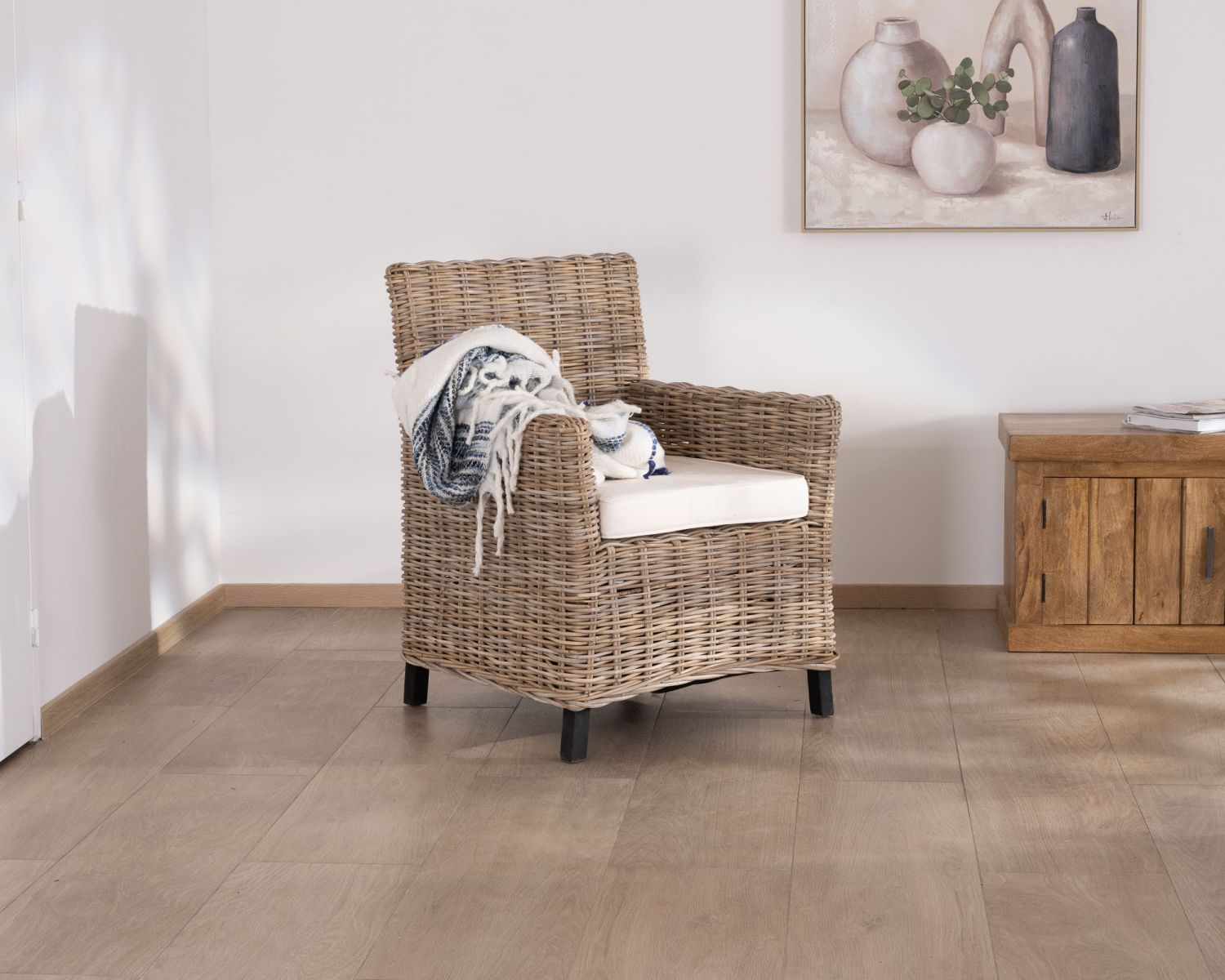 Gran sillón de jardín muy cómodo, de madera de kubu en tono gris y tela «Balangan Beach»
