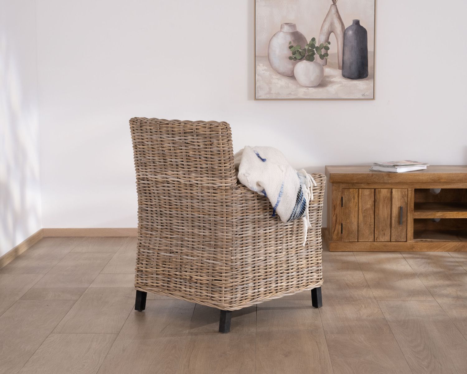 Gran sillón de jardín muy cómodo, de madera de kubu en tono gris y tela «Balangan Beach»