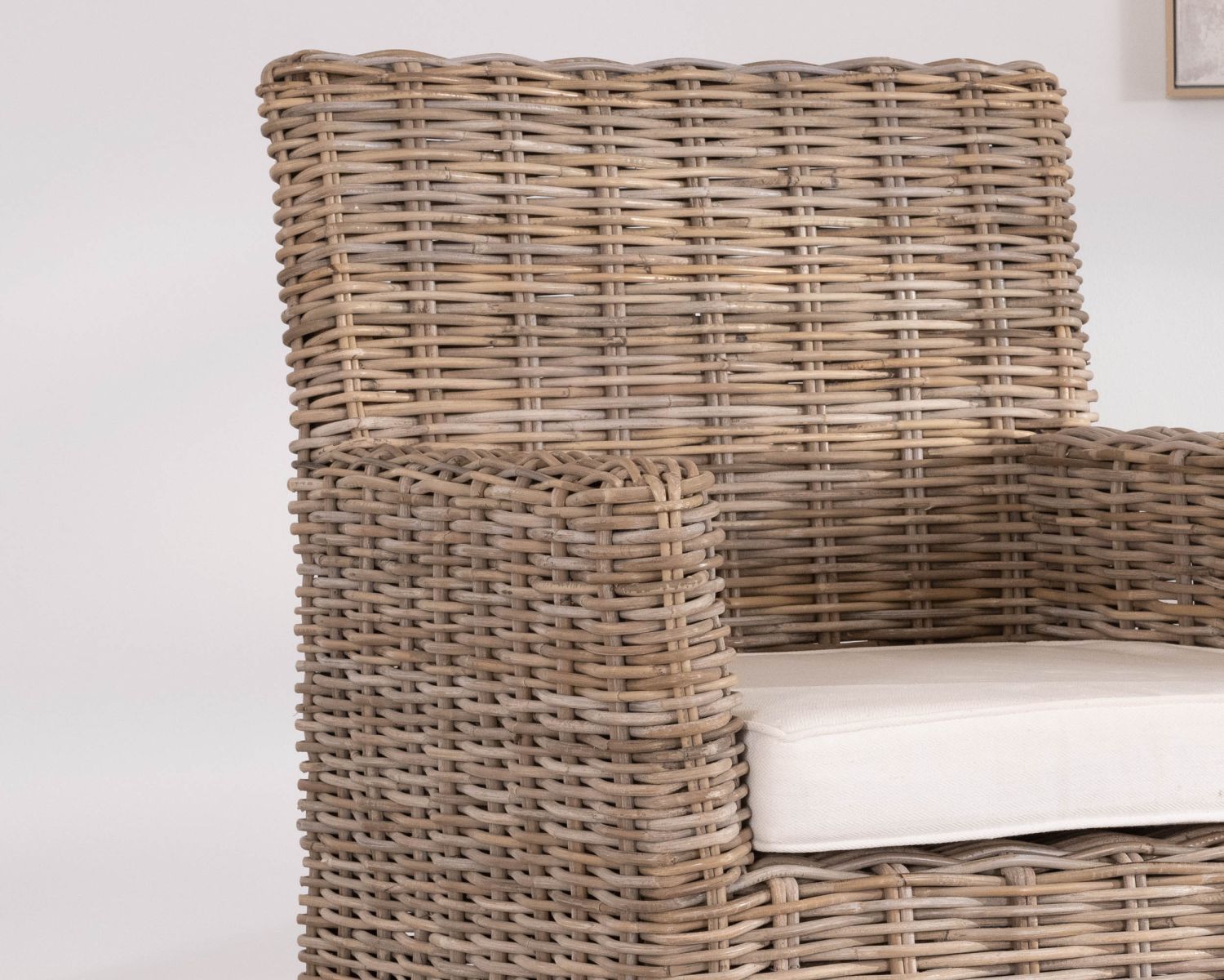 Gran sillón de jardín muy cómodo, de madera de kubu en tono gris y tela «Balangan Beach»