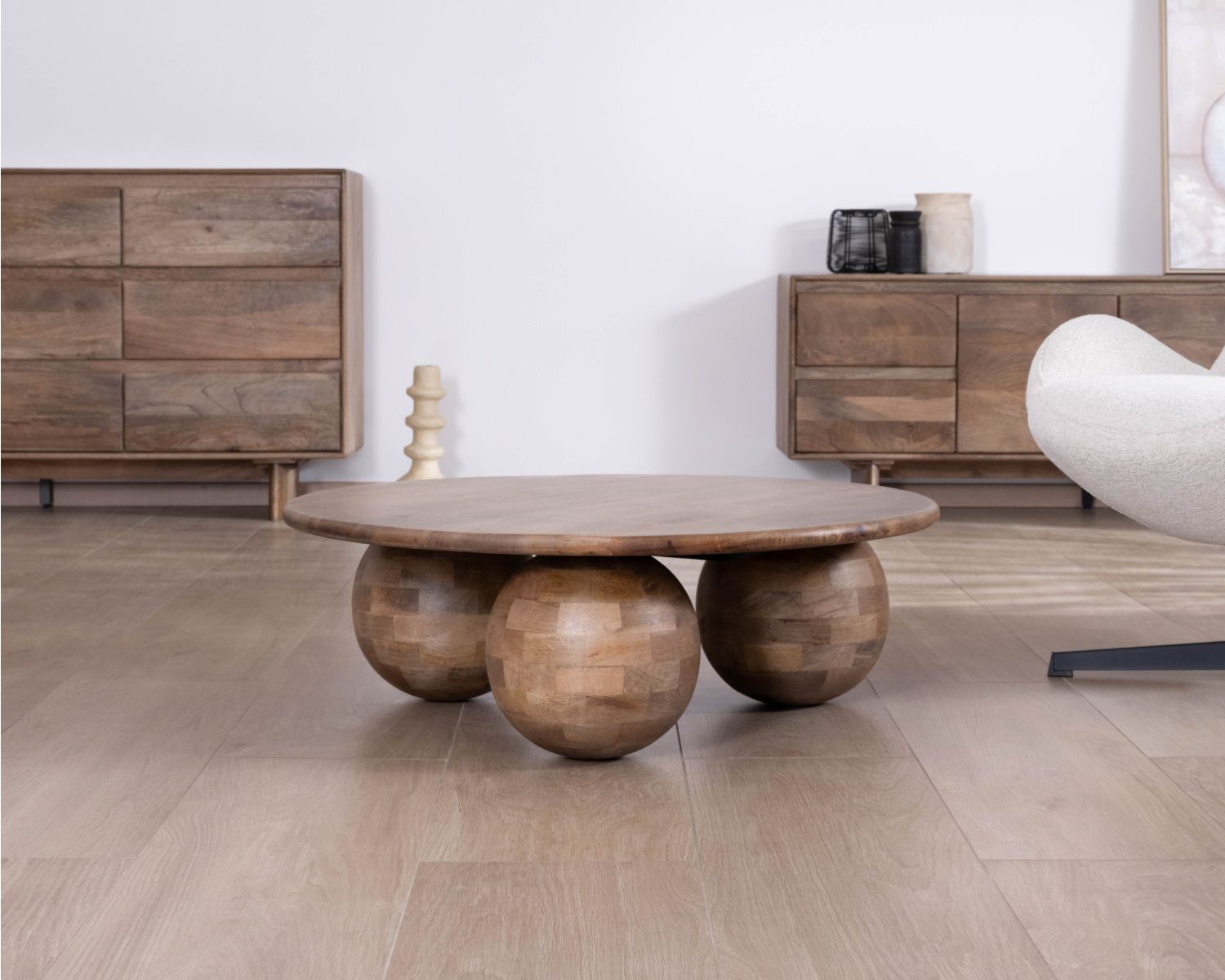 Mesa de centro redonda con un diseño sencillo y orgánico, fabricada en madera maciza de mango «Oxyma»