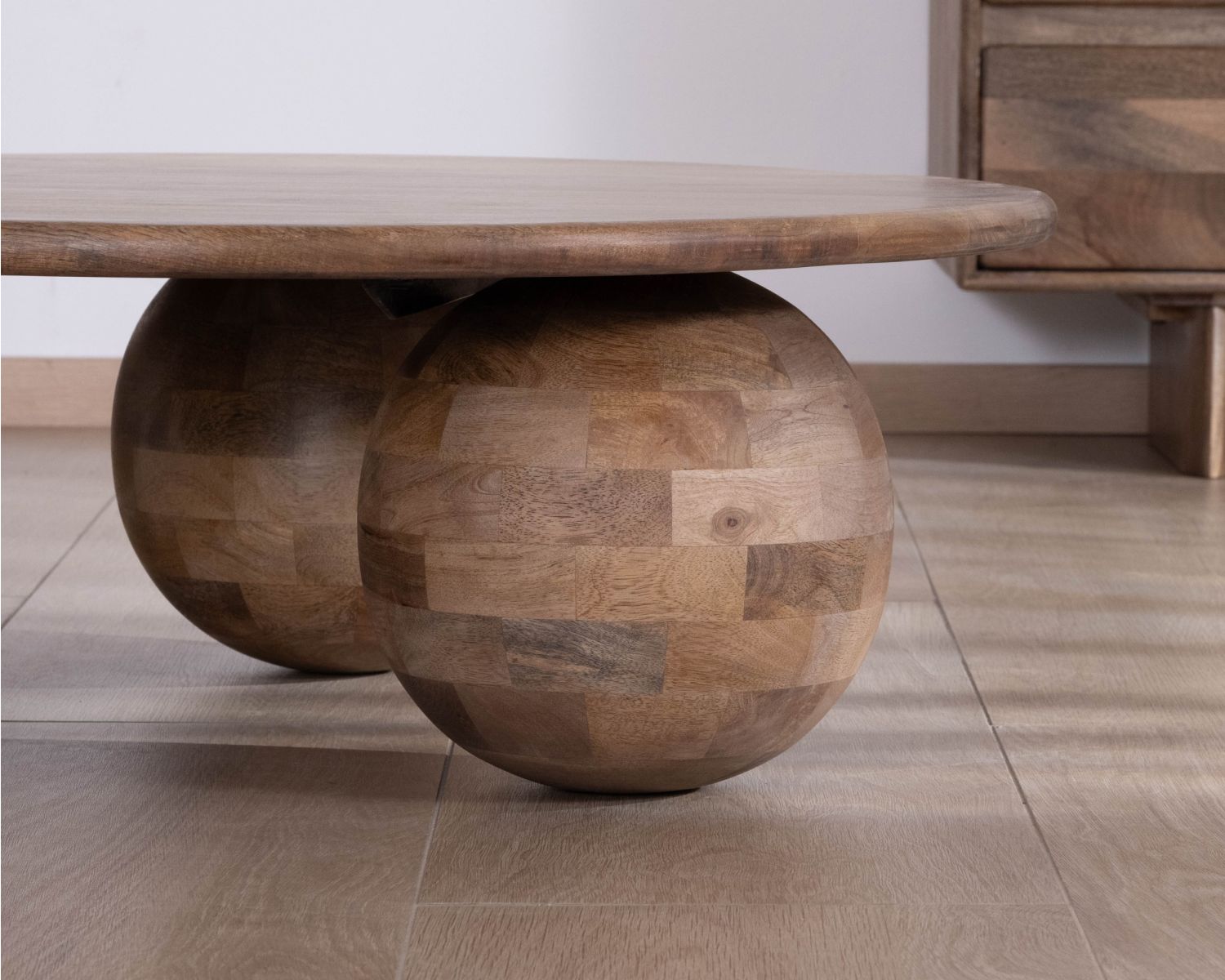 Mesa de centro redonda con un diseño sencillo y orgánico, fabricada en madera maciza de mango «Oxyma»