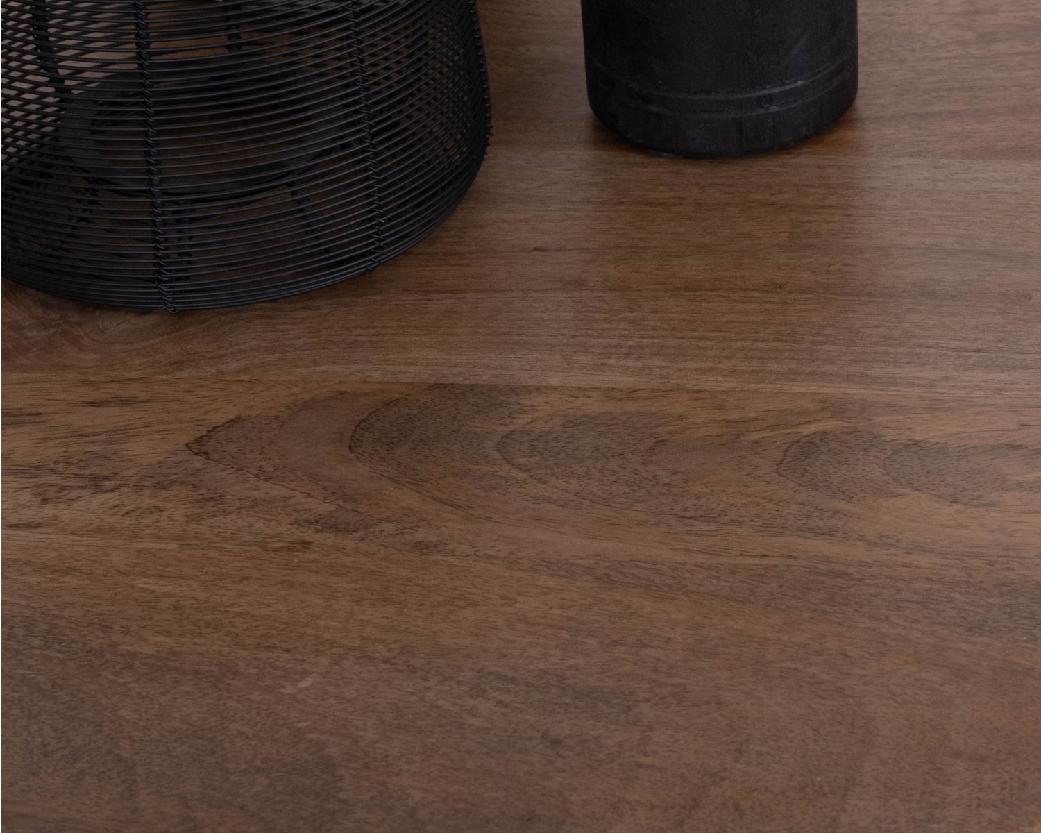 Mesa de centro redonda con un diseño sencillo y orgánico, fabricada en madera maciza de mango «Oxyma»