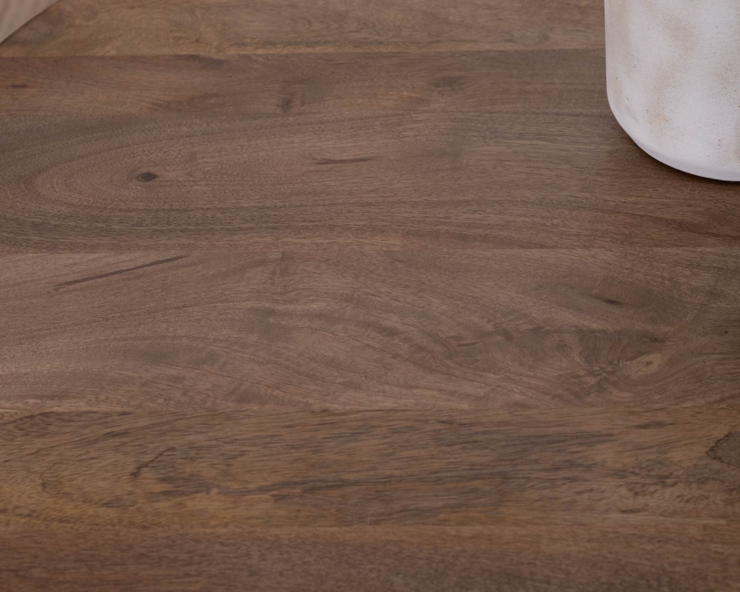 Mesa de centro redonda con un diseño sencillo y orgánico, fabricada en madera maciza de mango «Oxyma»