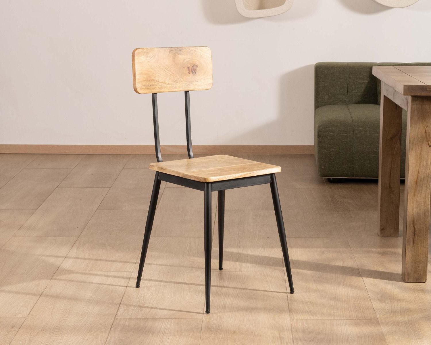 Lote de 2 sillas industriales de madera maciza y metal negro «Atelier Kraft»