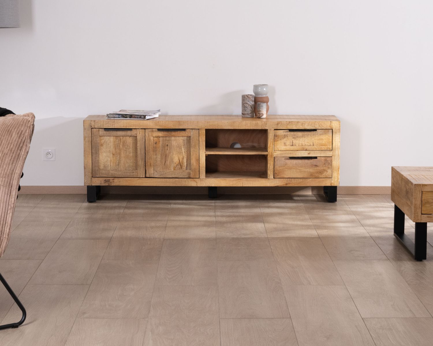 Sofá para televisión de 175 cm de madera de mango y patas de metal «Manoha»