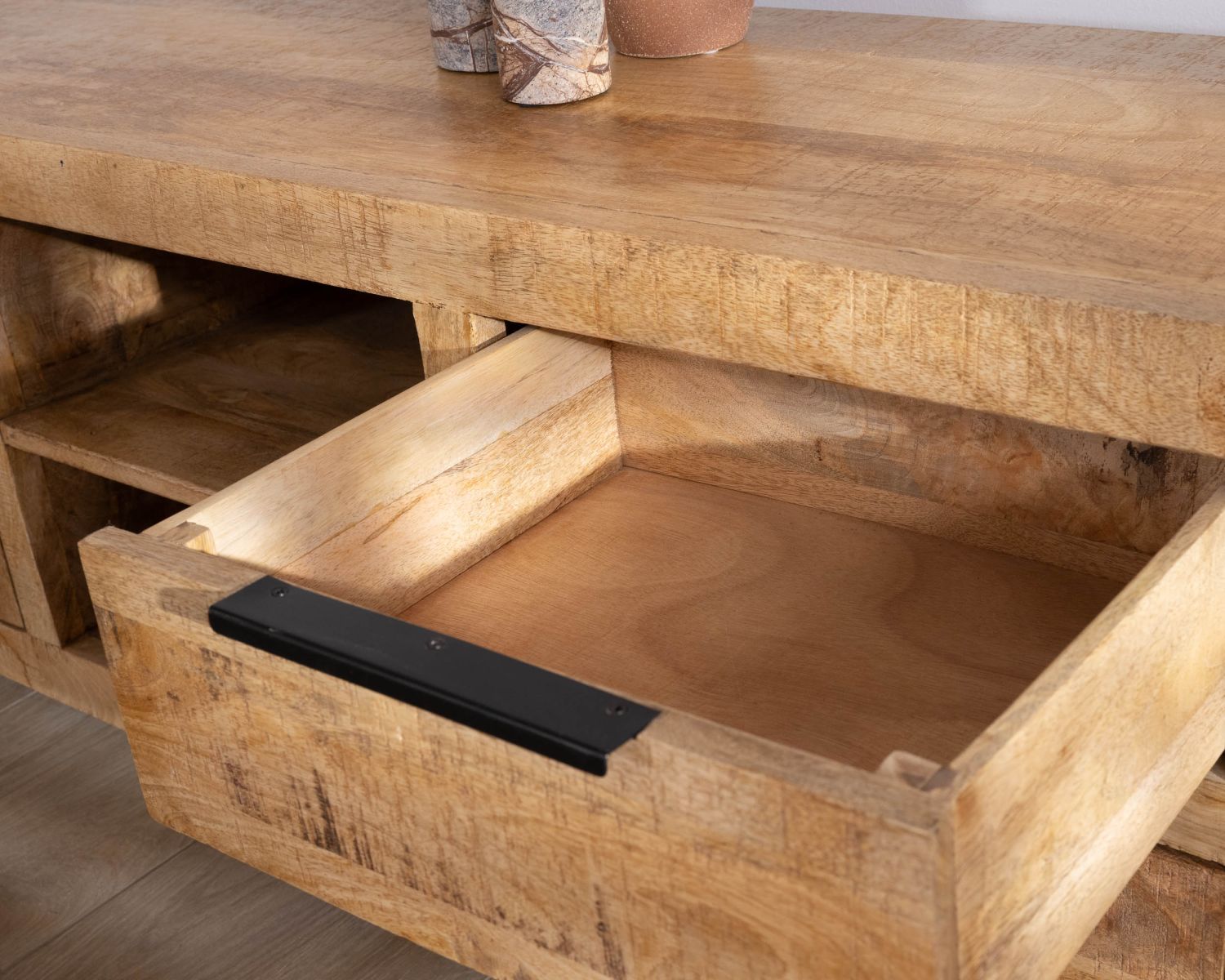 Sofá para televisión de 175 cm de madera de mango y patas de metal «Manoha»