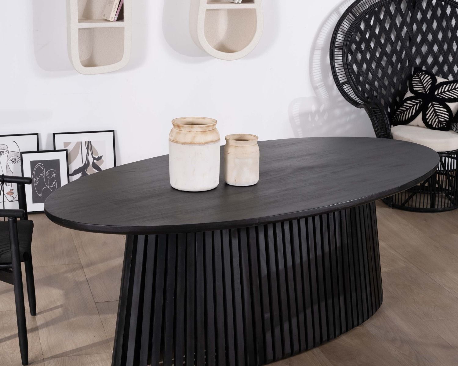 Mesa de comedor ovalada de 210 cm de teca negra con pata central calada «Dutipi»