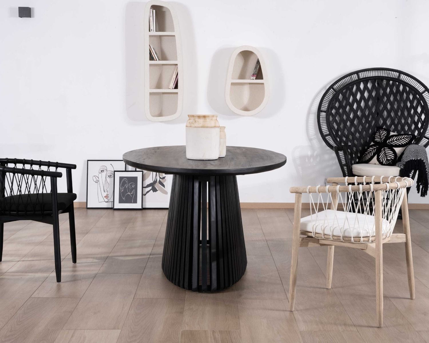 Mesa de comedor ovalada de 210 cm de teca negra con pata central calada «Dutipi»