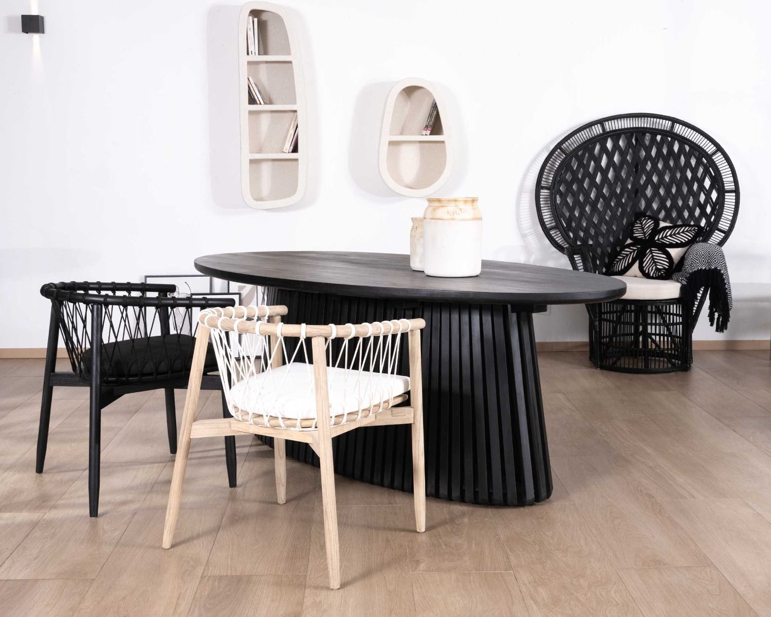 Silla de comedor negra de madera y cuerda trenzada «Katue»