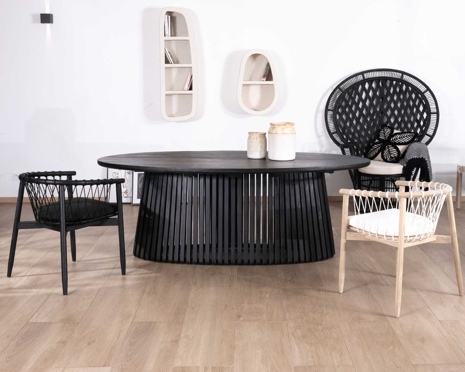 Mesa de comedor ovalada de 210 cm de teca negra con pata central calada «Dutipi»